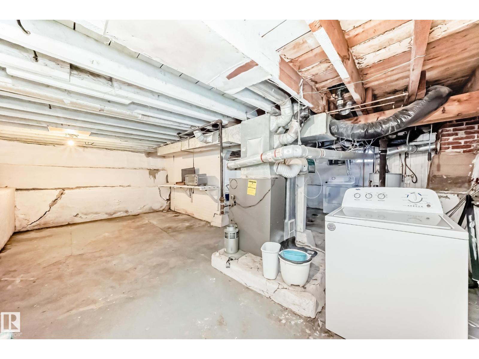 10564 92 ST NW - 27