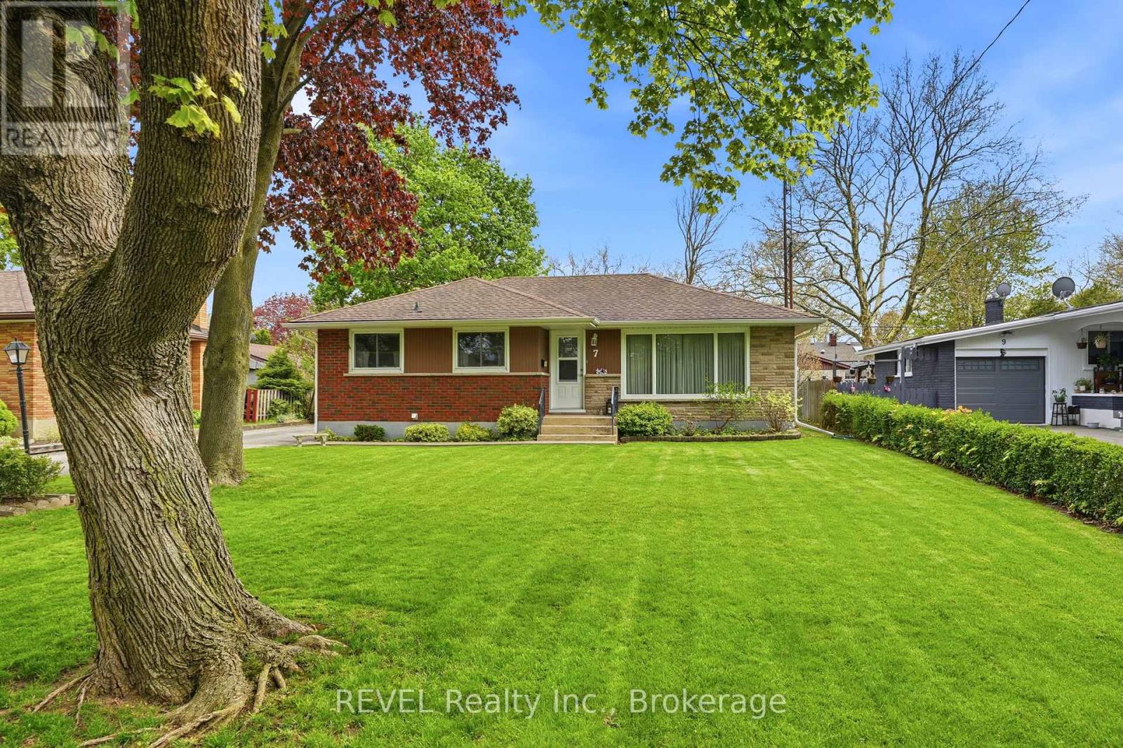 7 BRUCEDALE AVENUE - 2