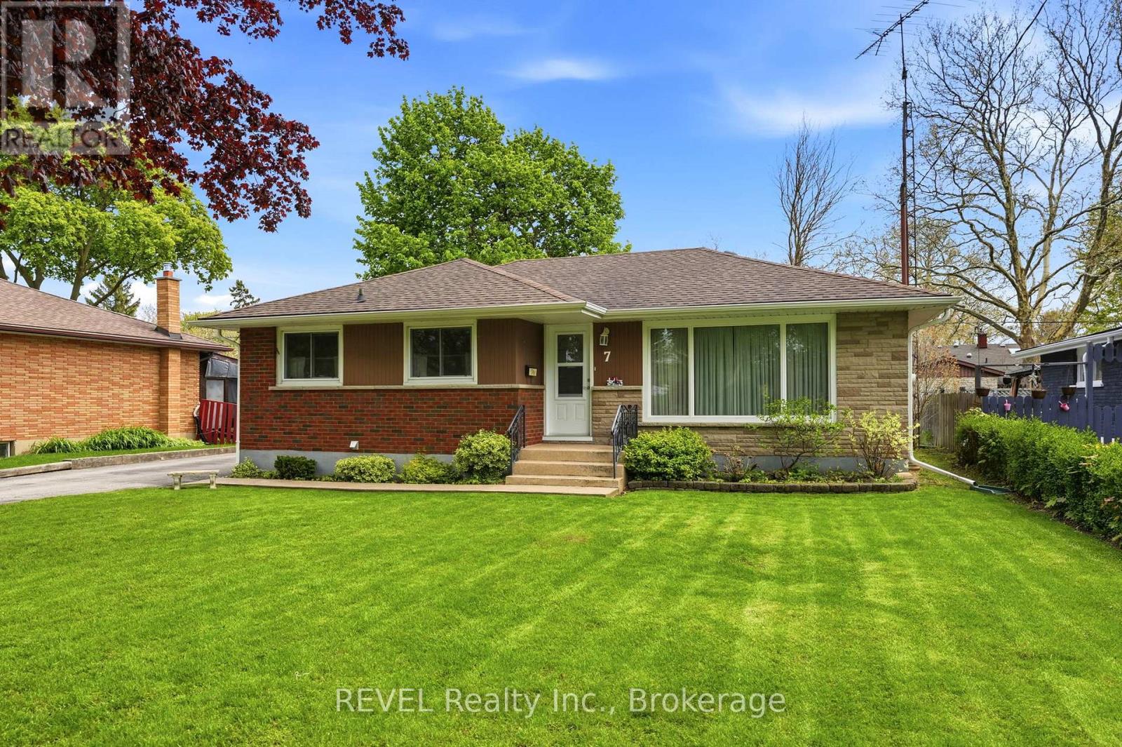 7 BRUCEDALE AVENUE - 8