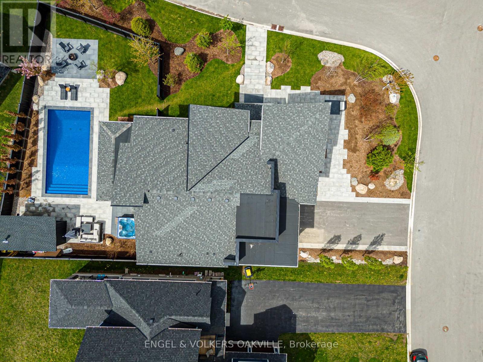 117 STONELEIGH DRIVE - 50