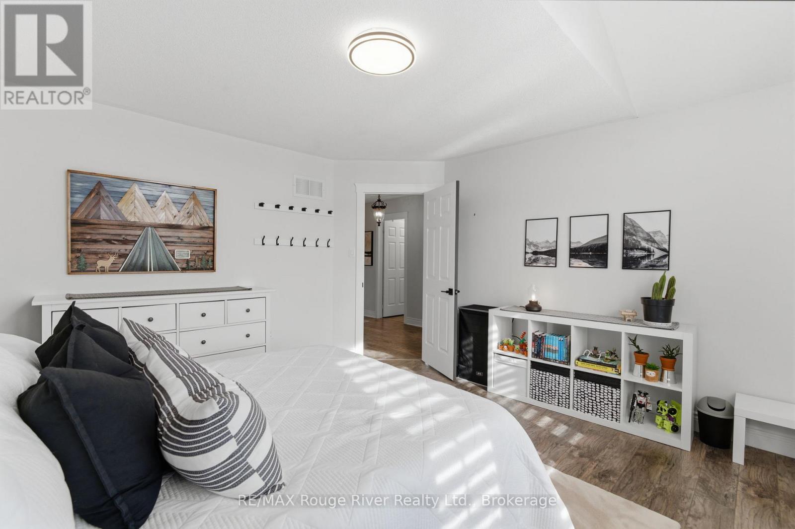1 STURGESS CRESCENT - 32