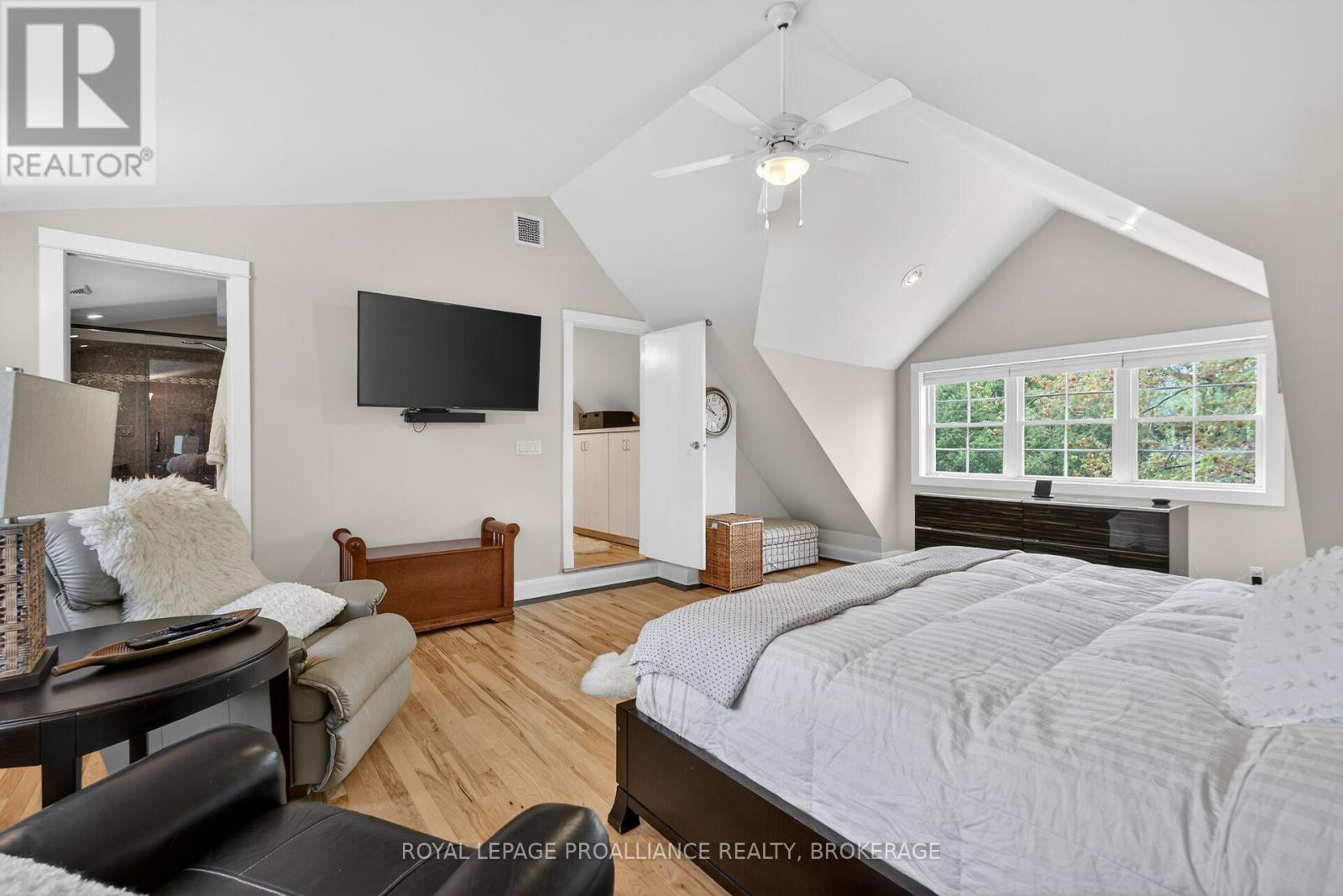 9 GRENVILLE CRESCENT - 32