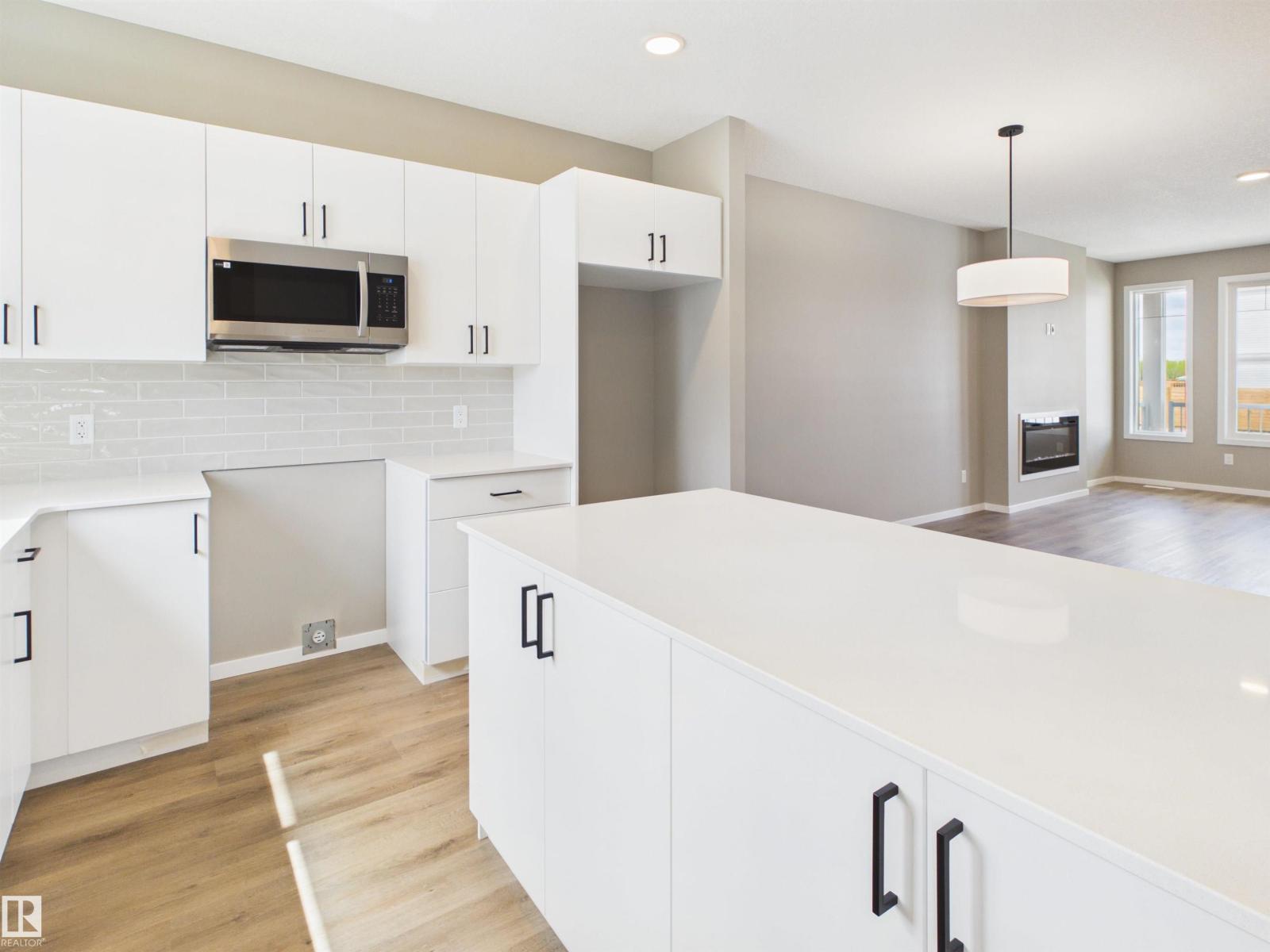 1098 MCLEOD AV - 10