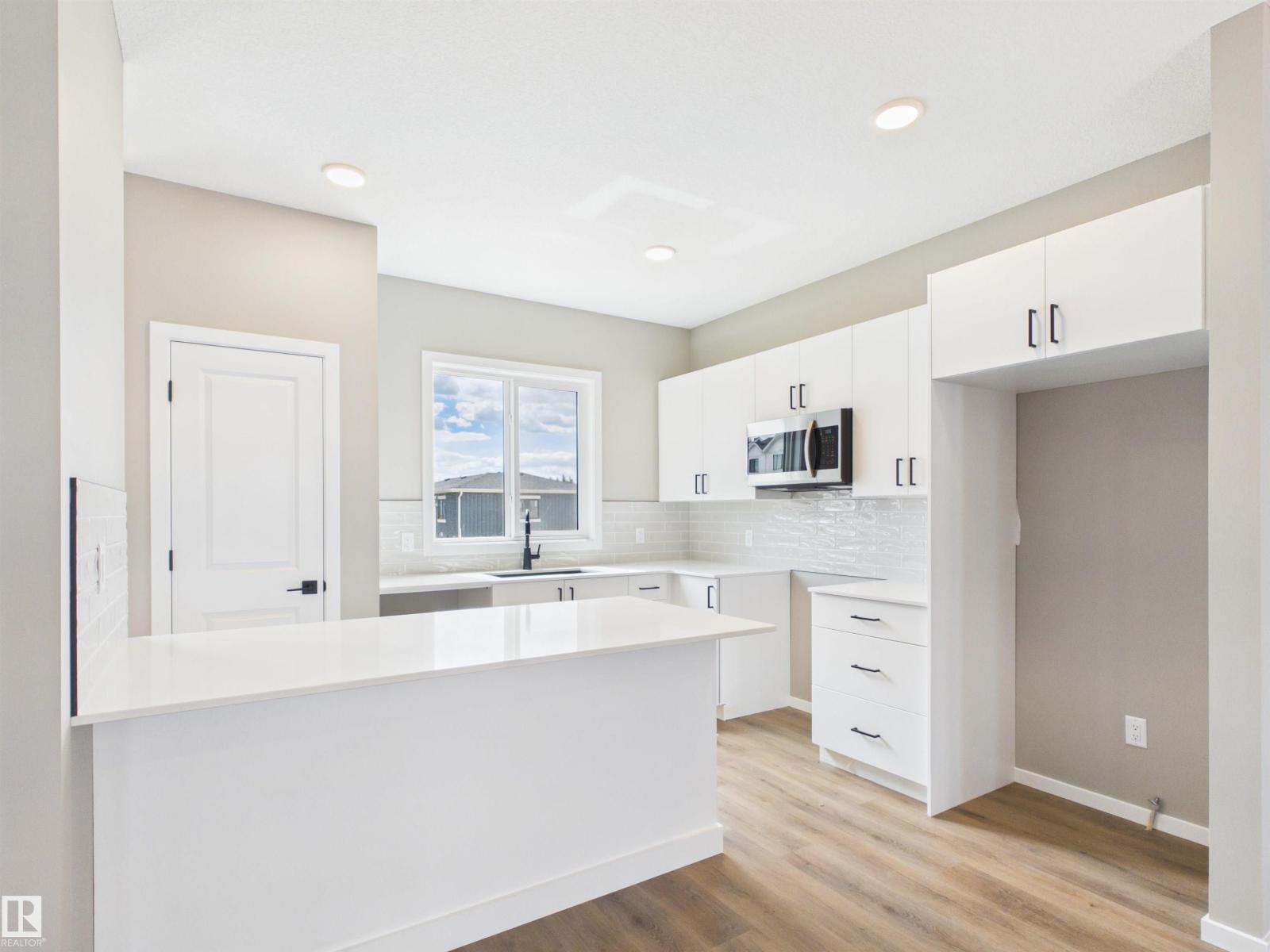 1098 MCLEOD AV - 7