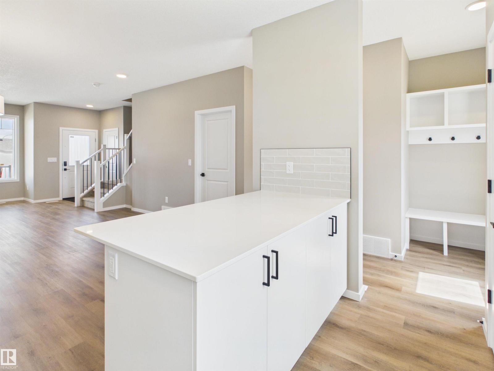 1098 MCLEOD AV - 9