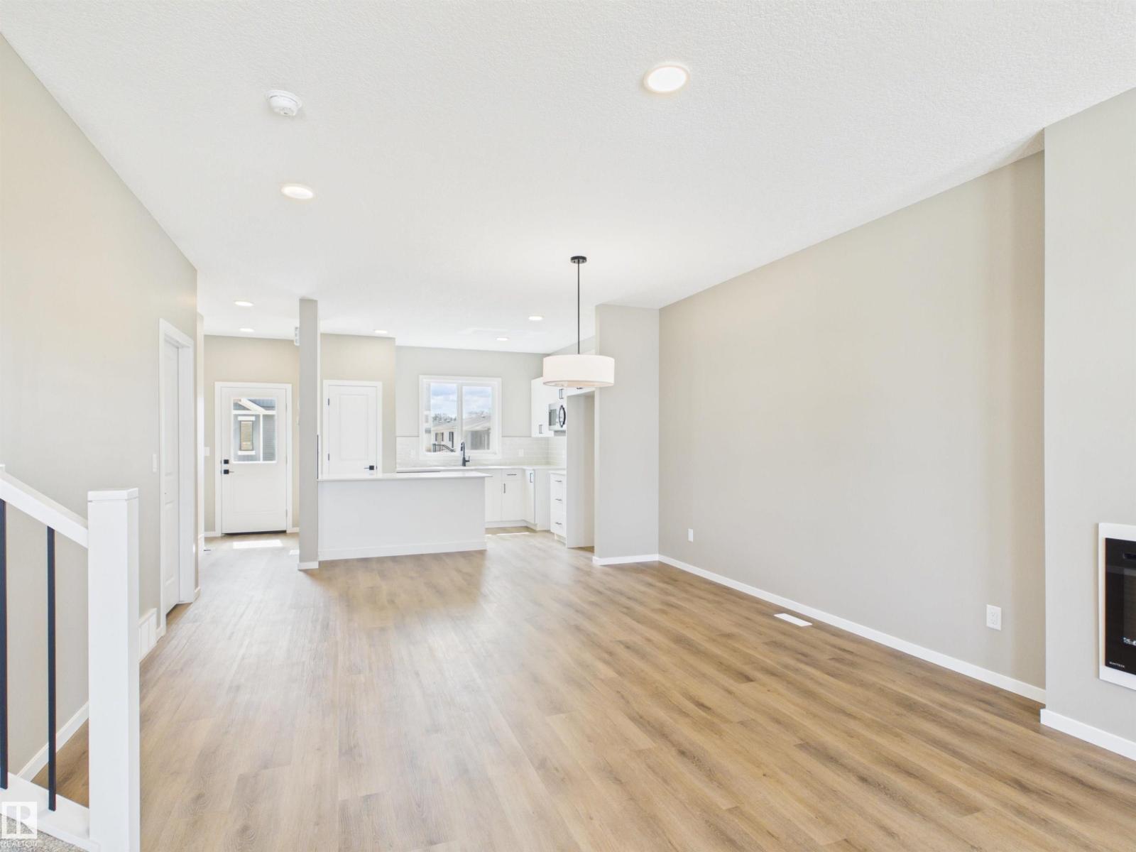 1098 MCLEOD AV - Image 2