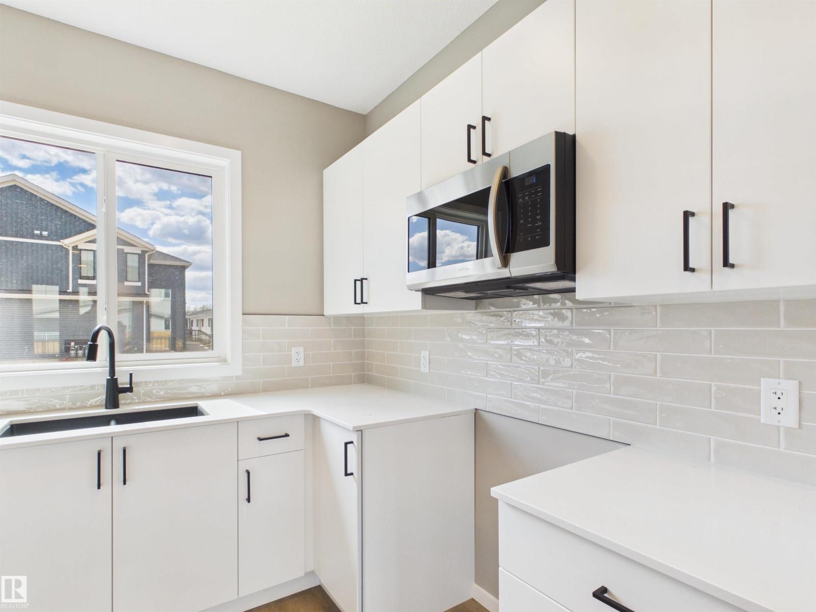 1098 MCLEOD AV - 8