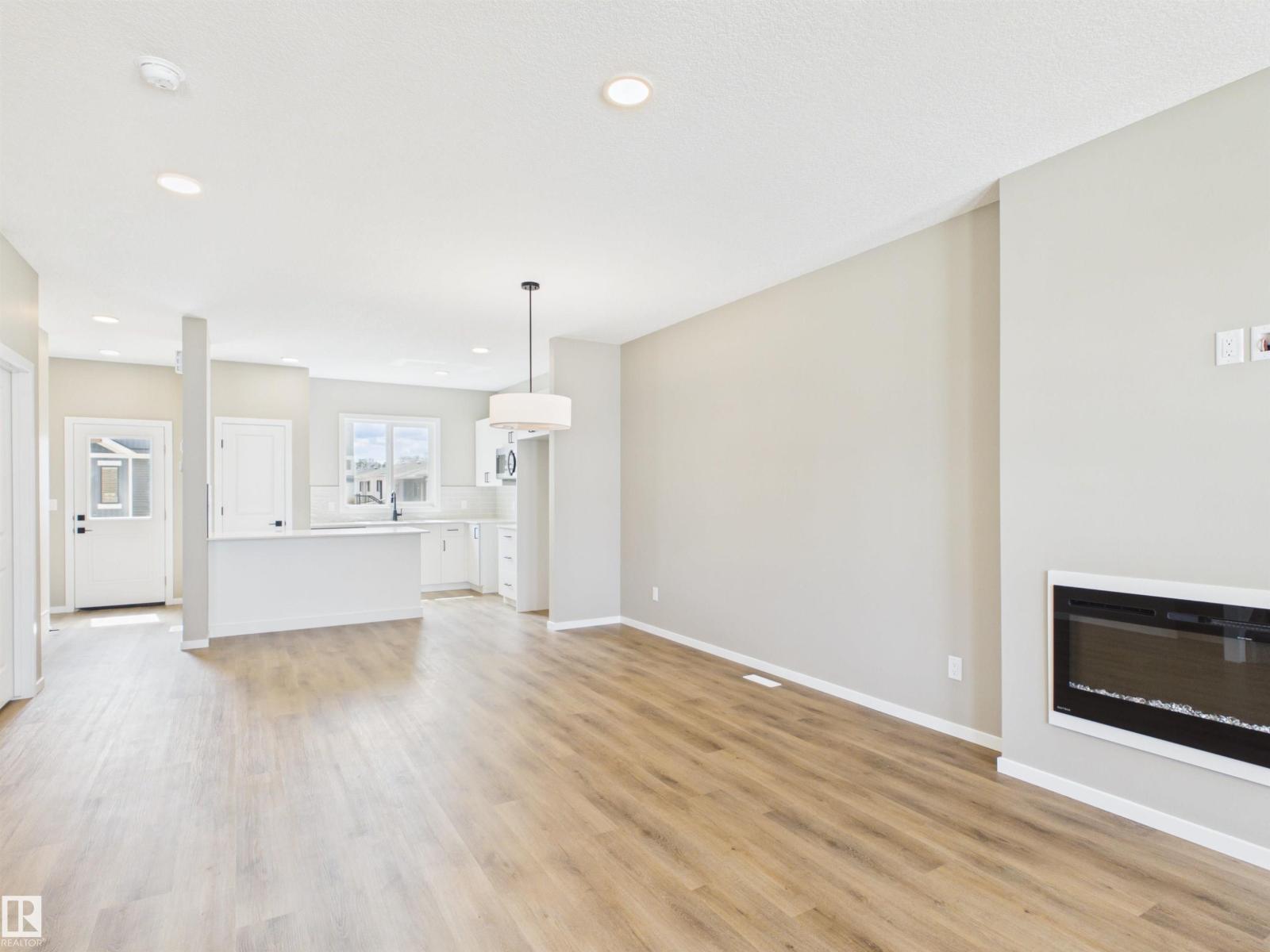 1098 MCLEOD AV - 4