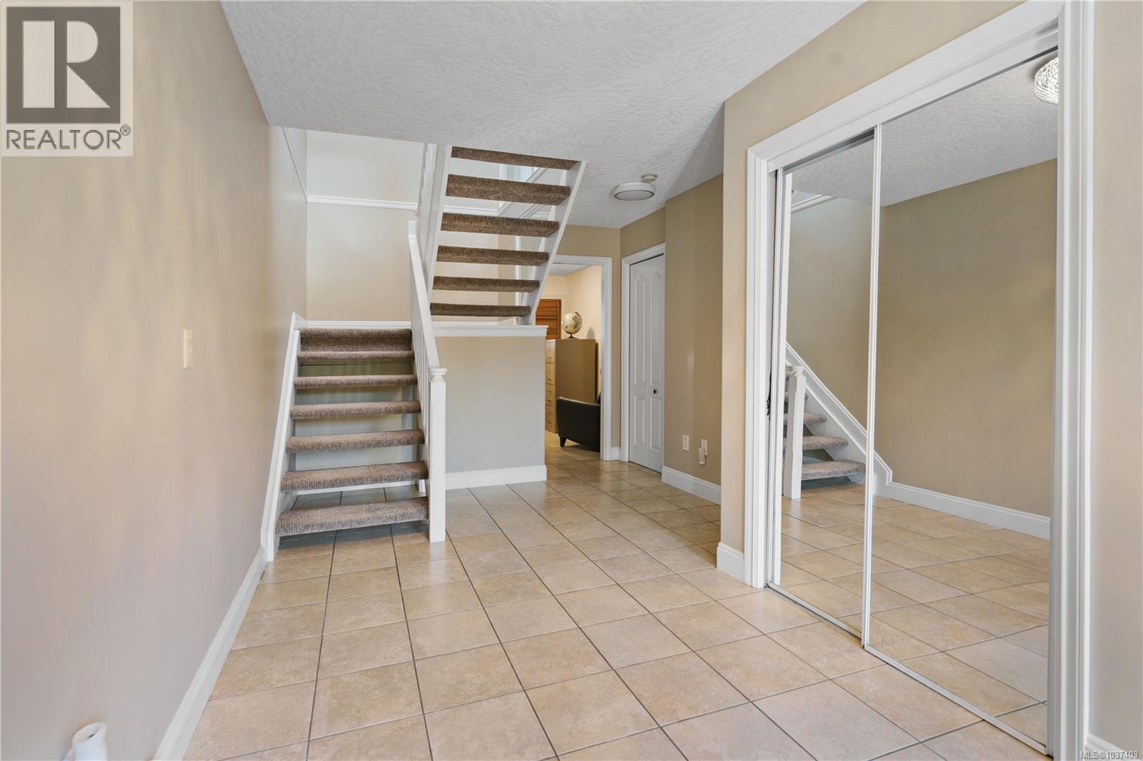 6255 Karen Crt - 25