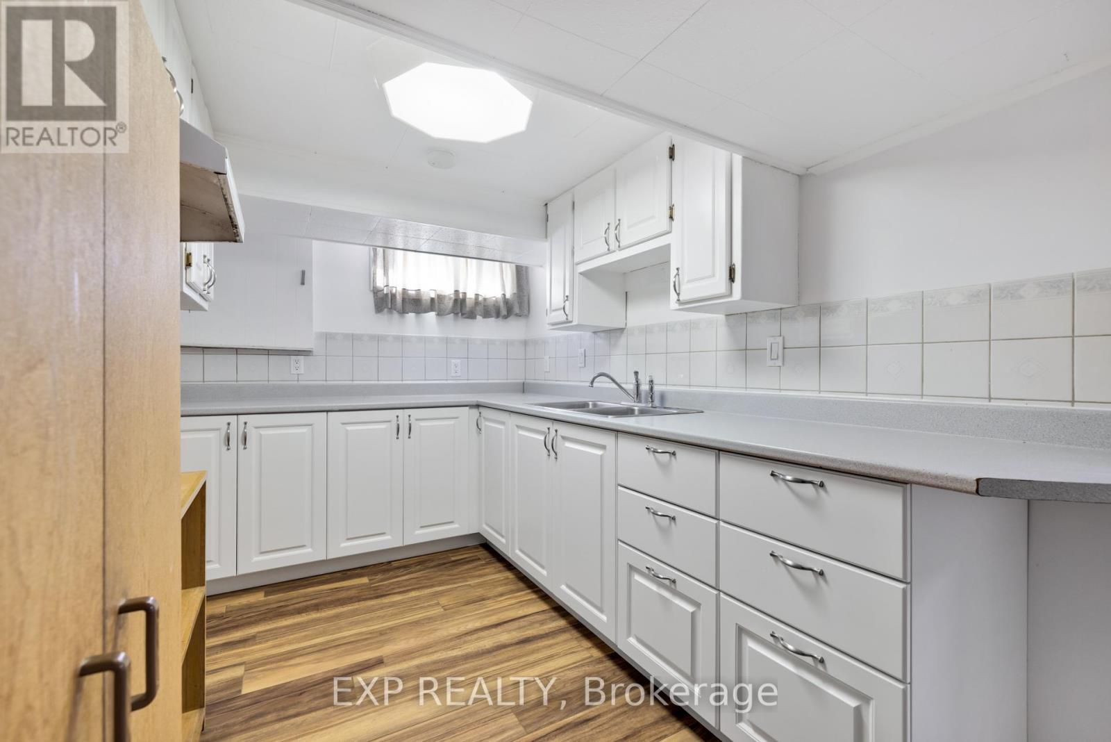 888 CHARLESWOOD AVENUE - 36