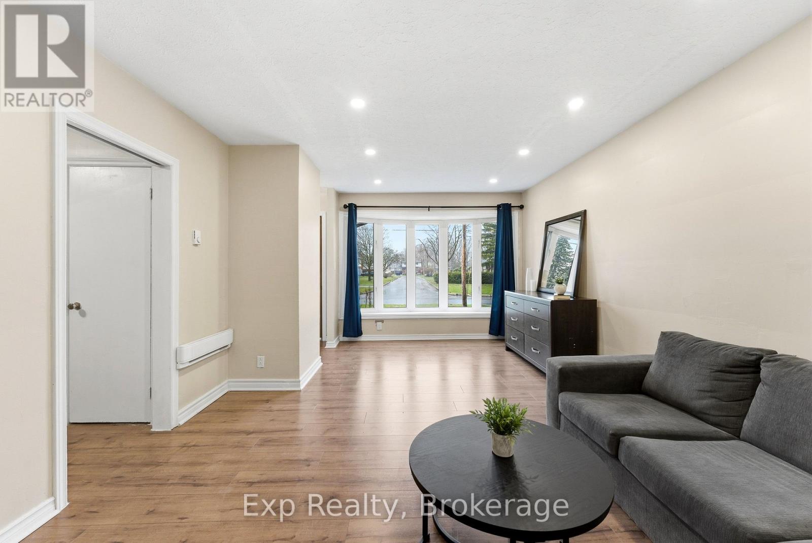 10 PLAZA SQUARE - 6