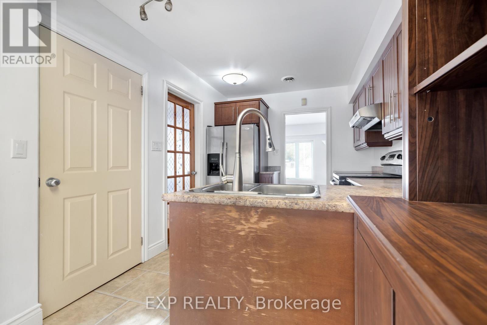 888 CHARLESWOOD AVENUE - 15