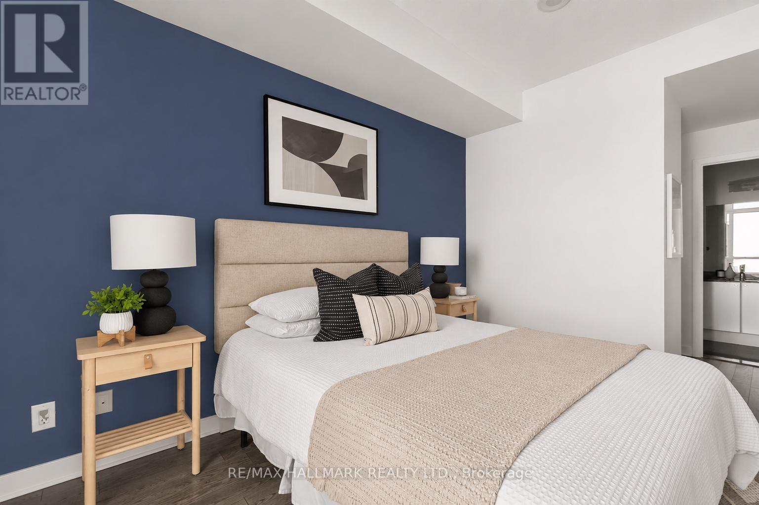#2211 18 HARBOUR STREET - 23