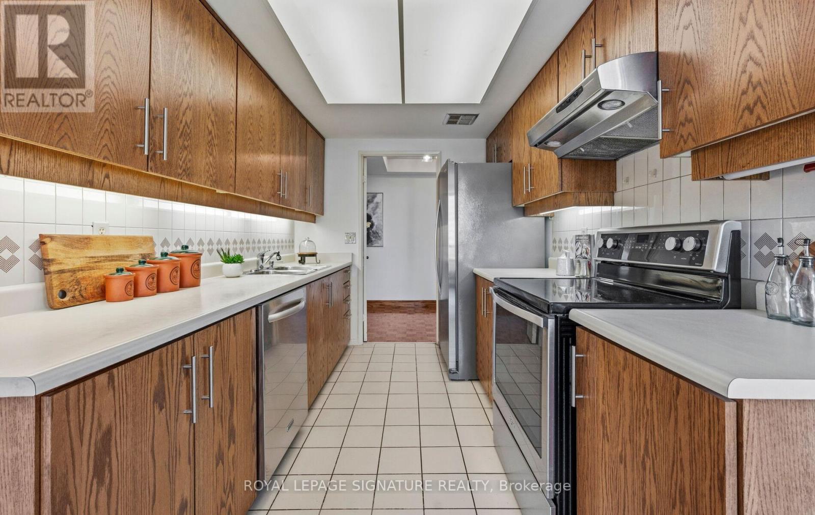 #805 3 CONCORDE PLACE - 7