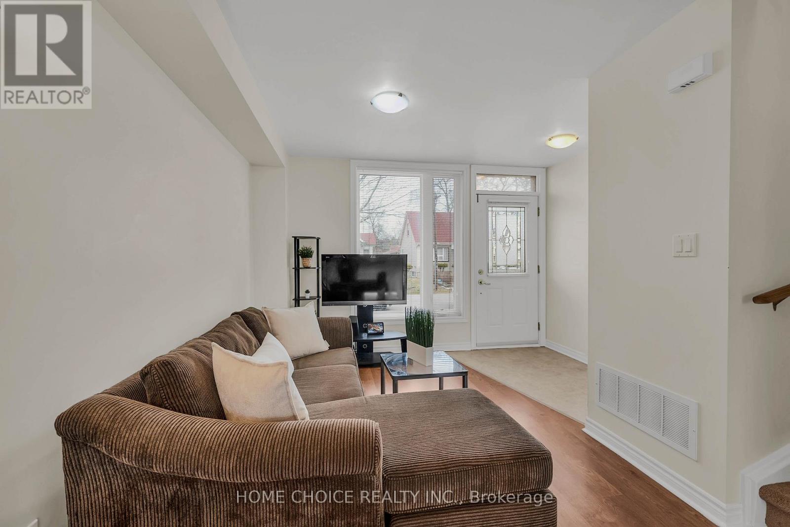 #121 10 FAIRWOOD CRESCENT - 5