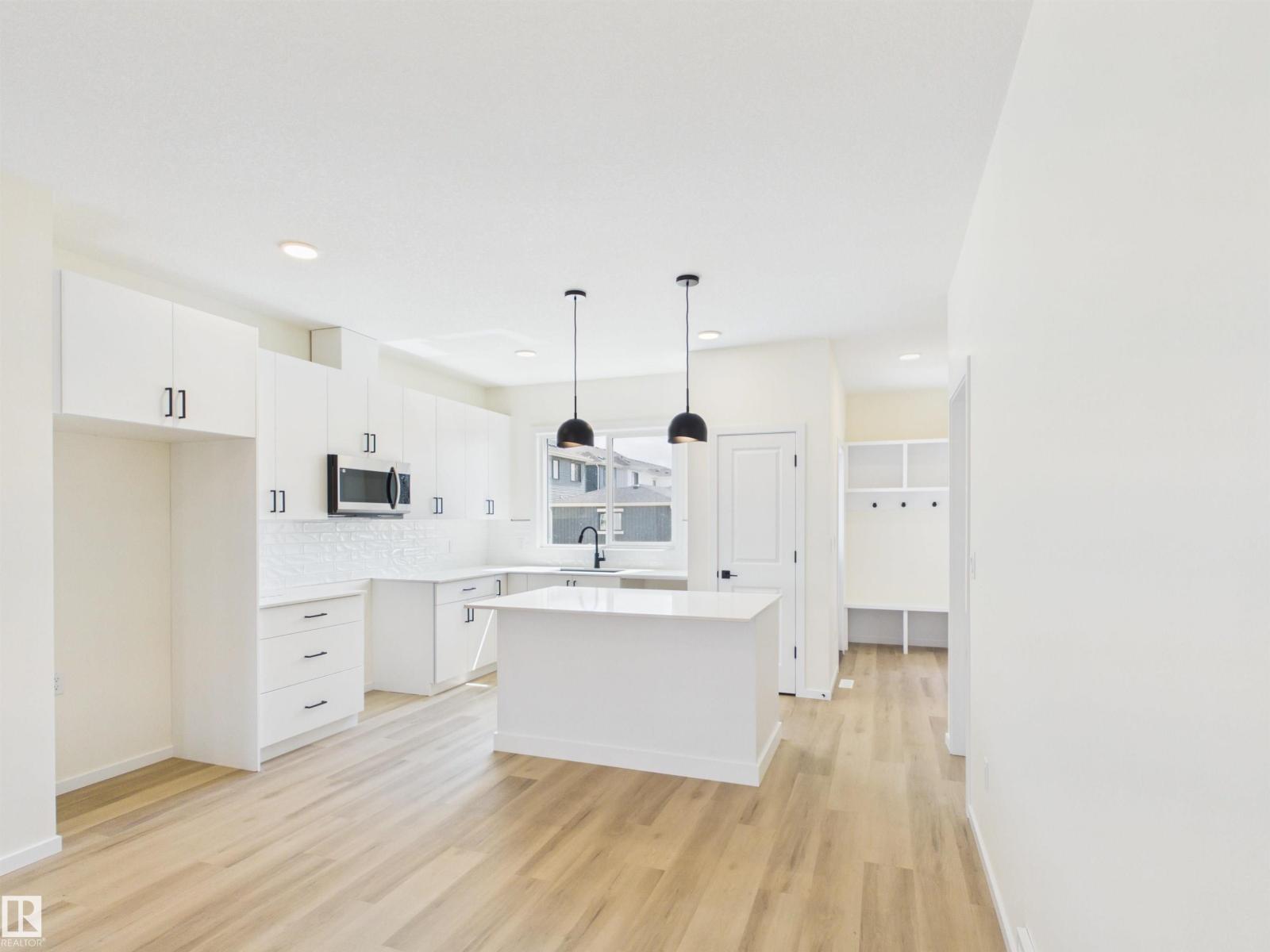 1092 MCLEOD AV - 7