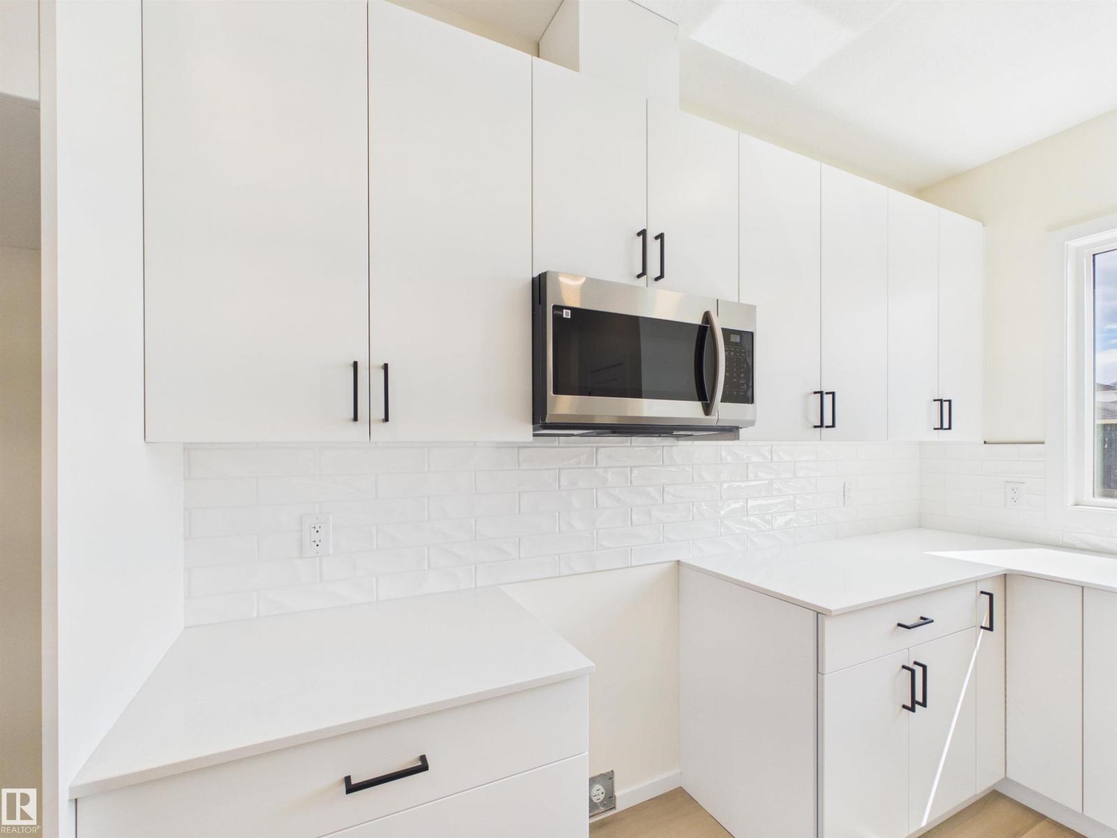 1092 MCLEOD AV - 10
