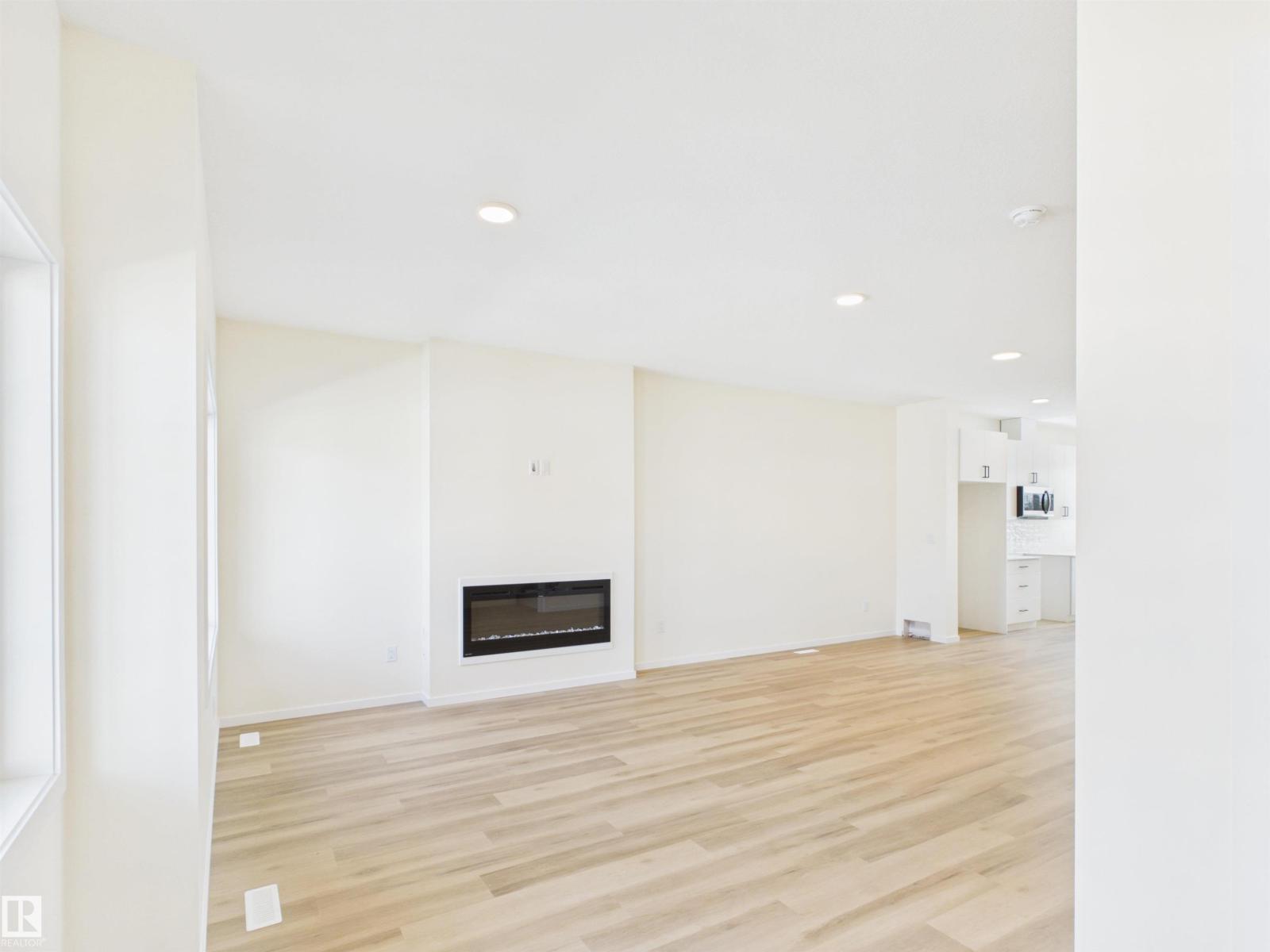 1092 MCLEOD AV - Image 3