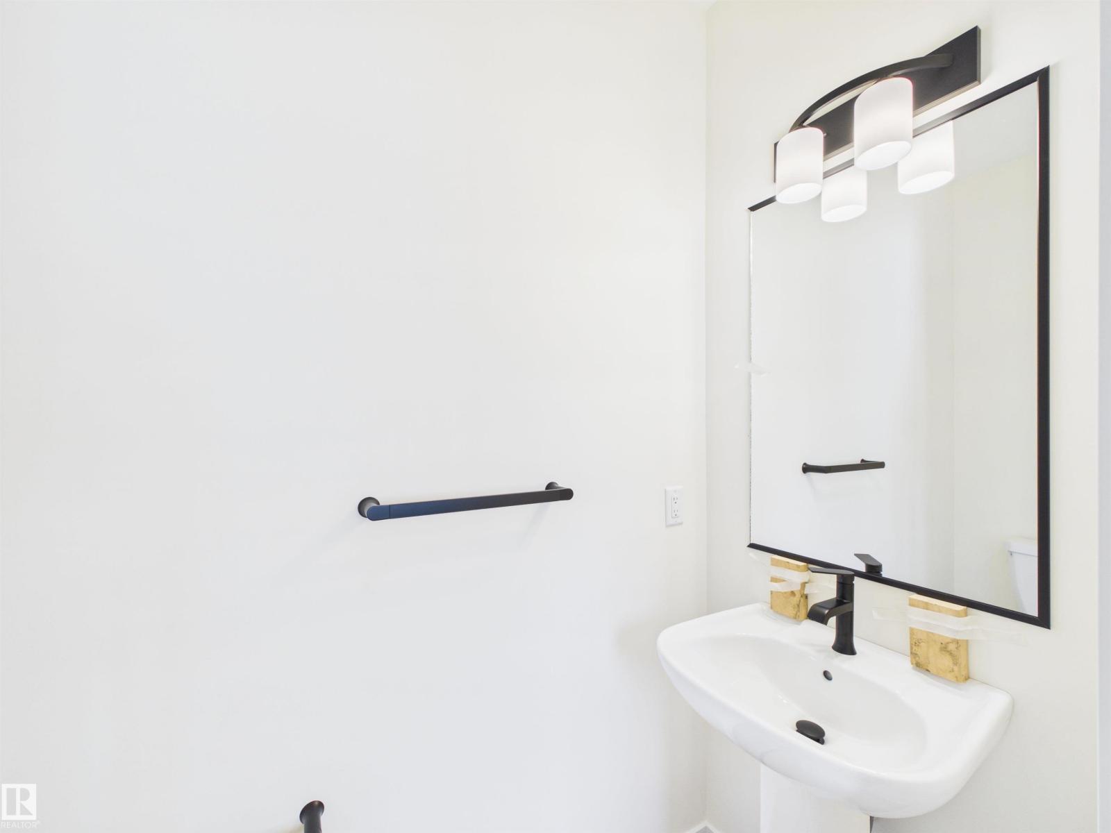1092 MCLEOD AV - 15