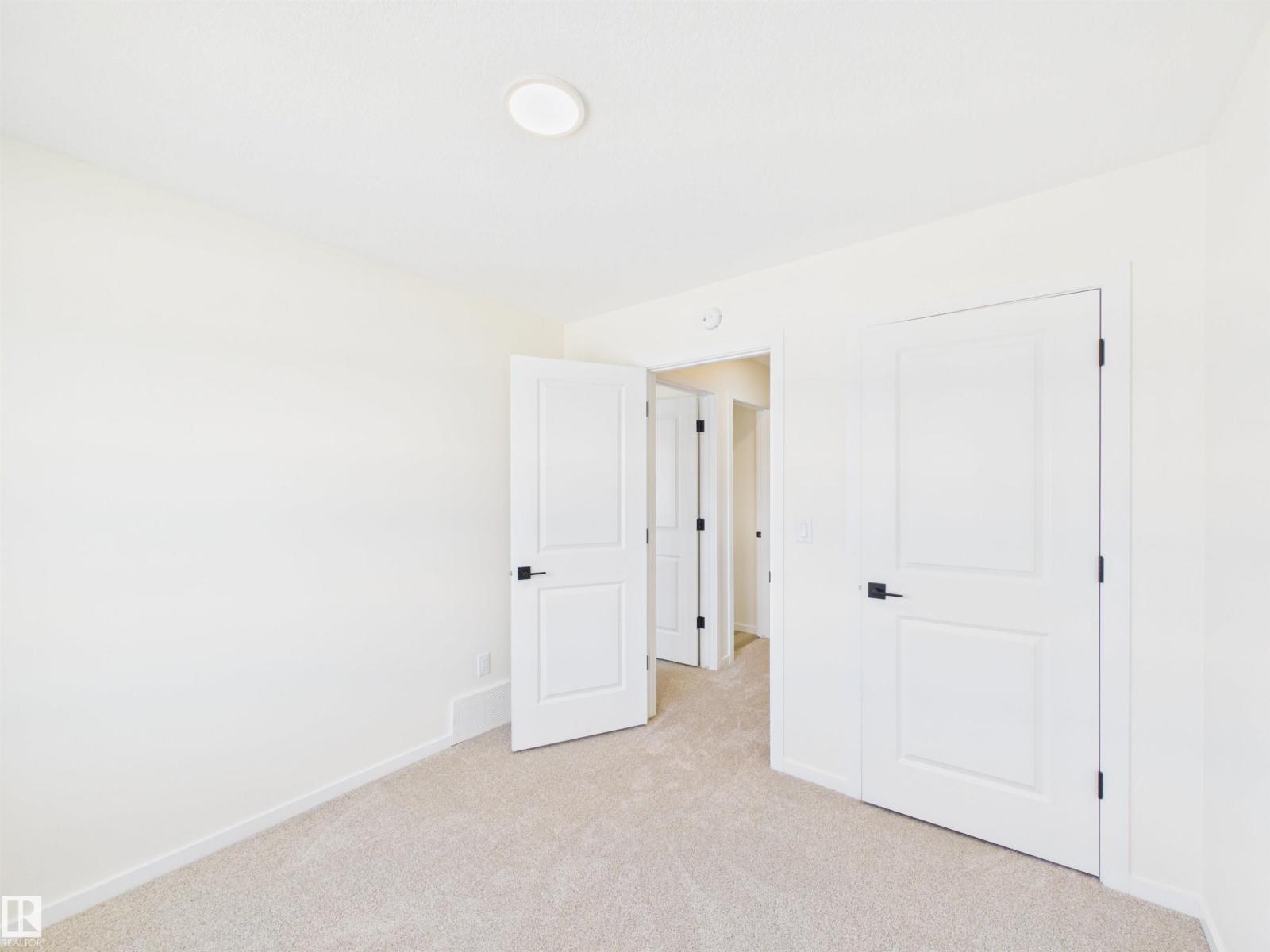 1092 MCLEOD AV - 21