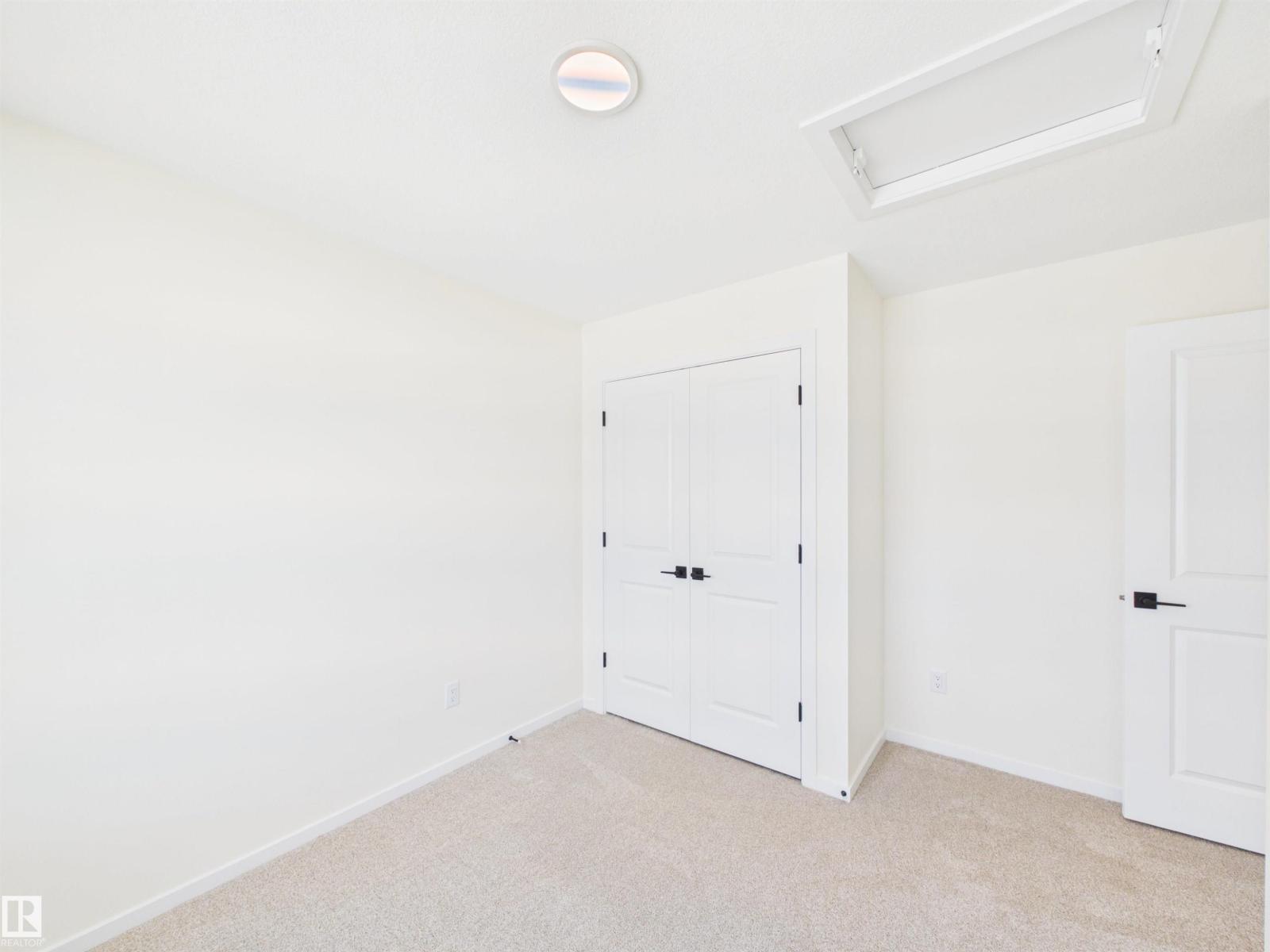 1092 MCLEOD AV - 26