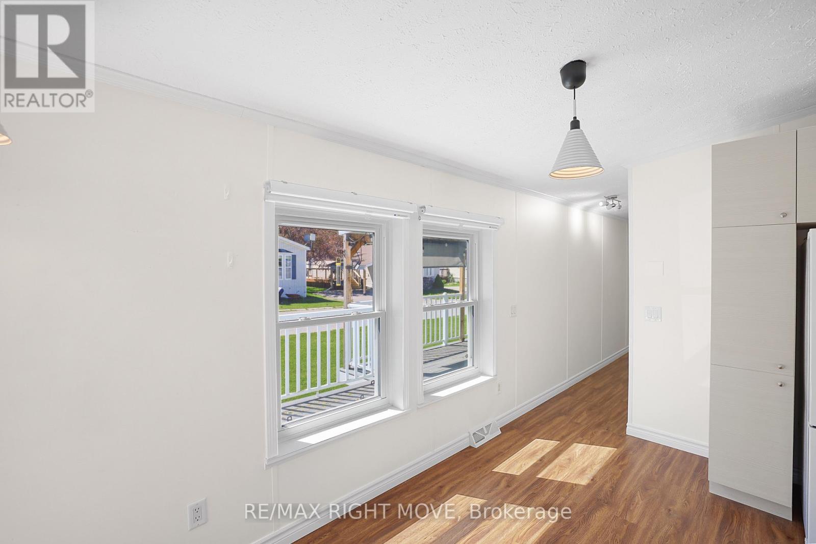 4041 ASH CRESCENT - 6