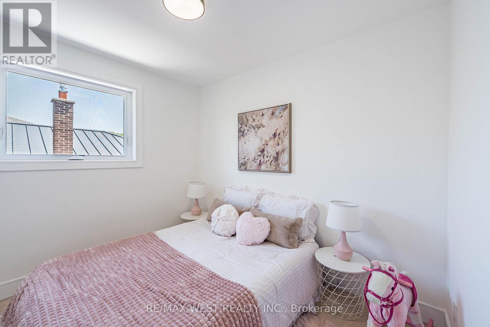 18 TORRINGTON DRIVE - 22