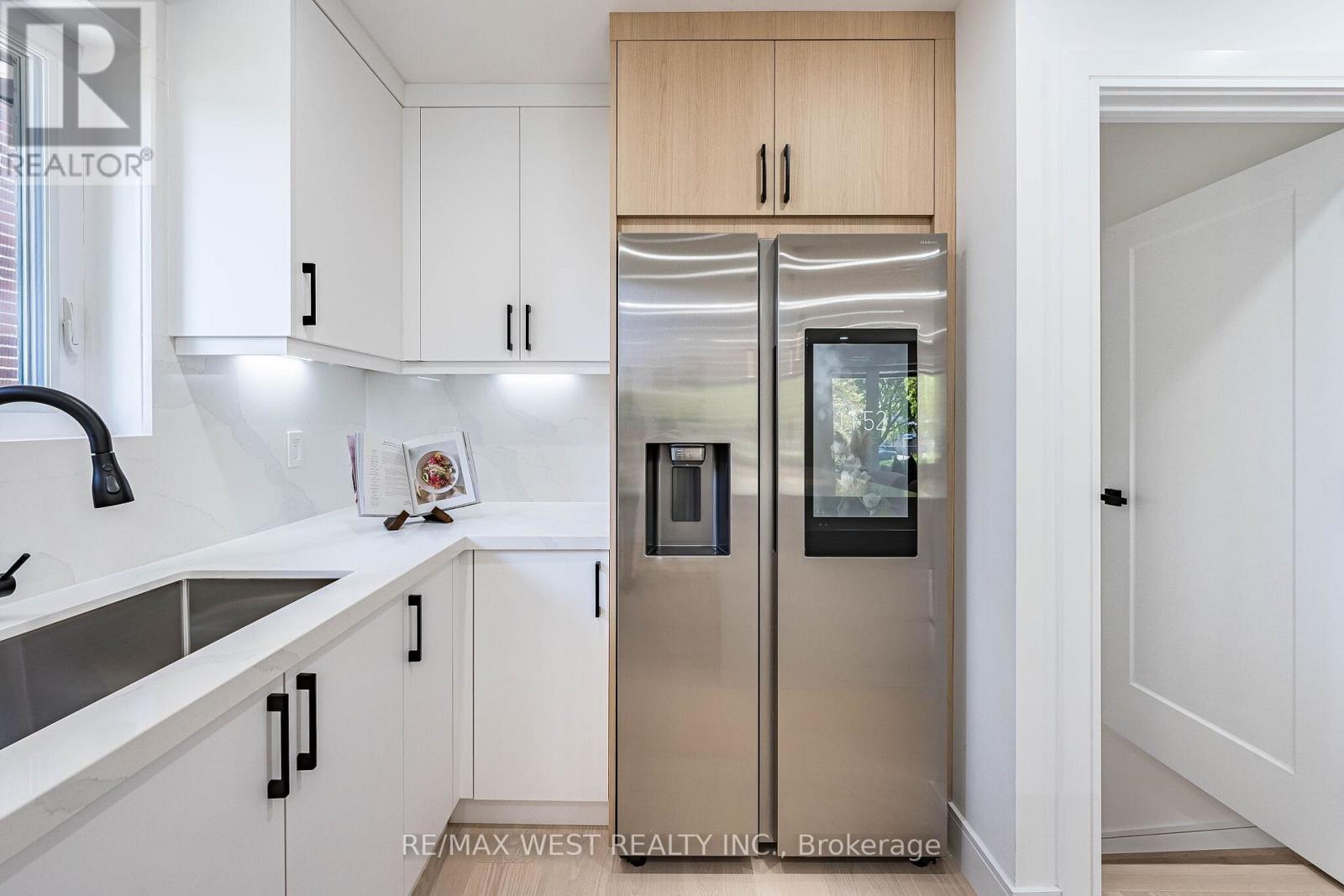 18 TORRINGTON DRIVE - 18