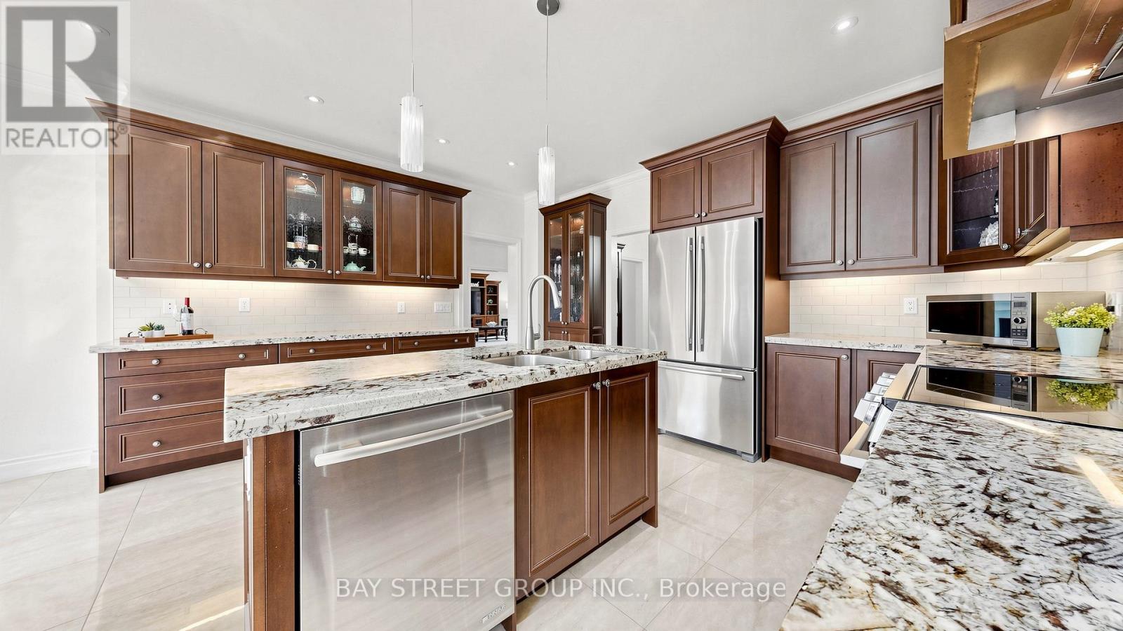 1742 SIR MONTY'S DRIVE - 11