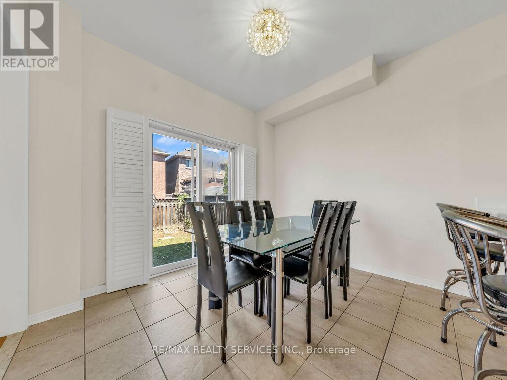 15 LOCKBURN CRESCENT - 13