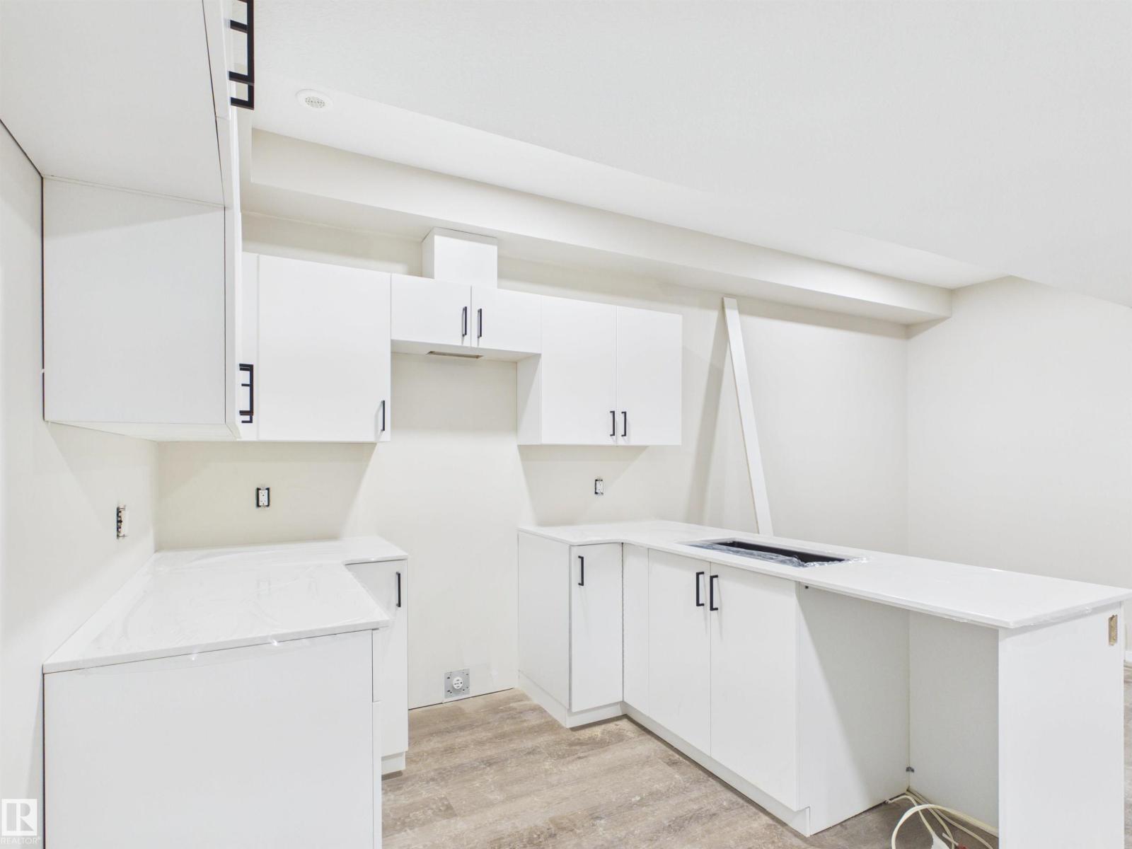 1100 MCLEOD AV - 32
