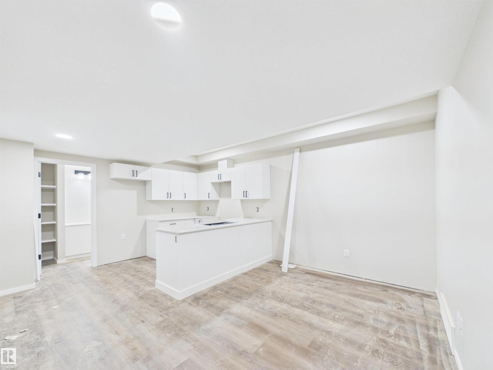 1100 MCLEOD AV - 33
