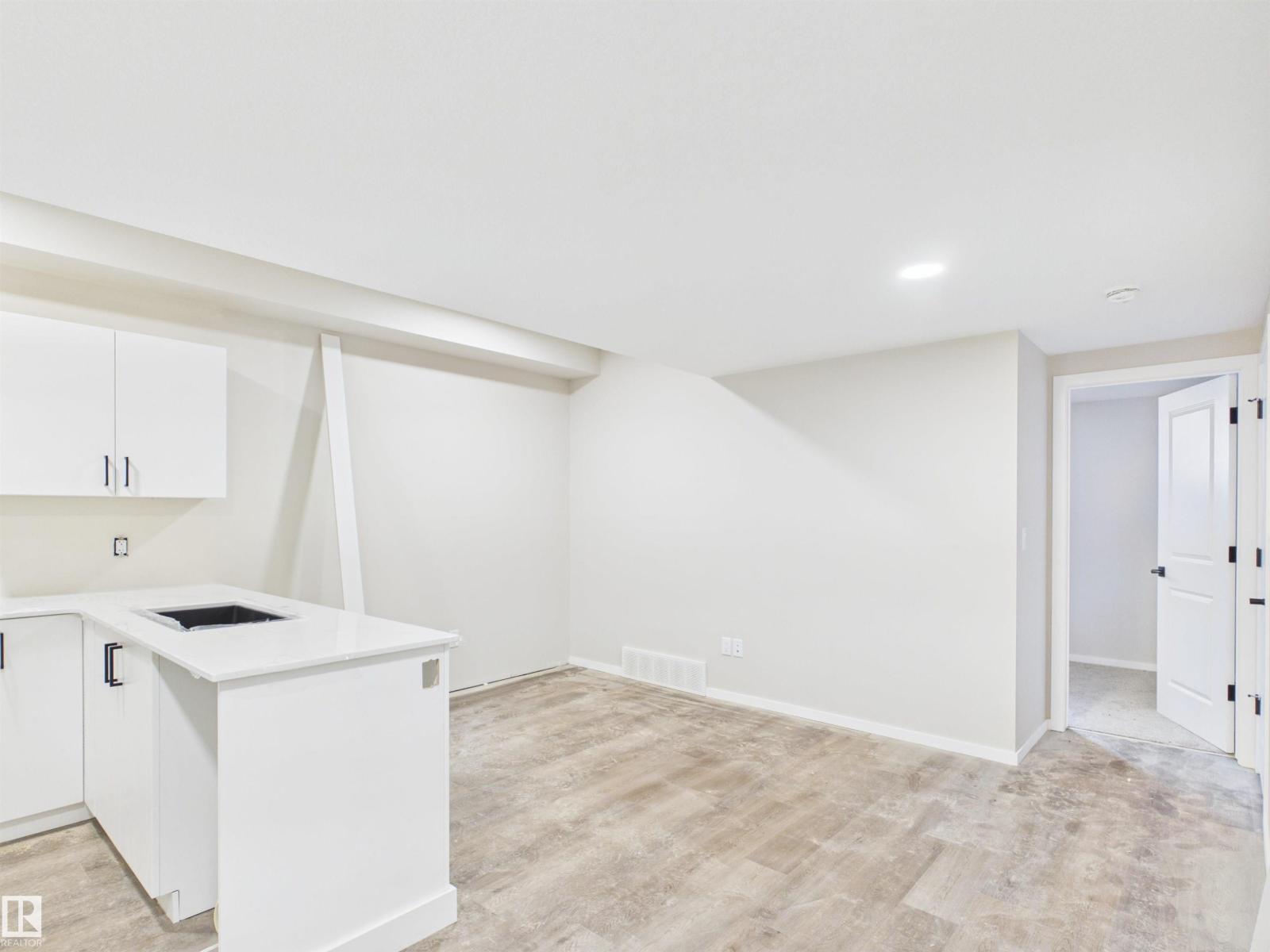 1100 MCLEOD AV - 31