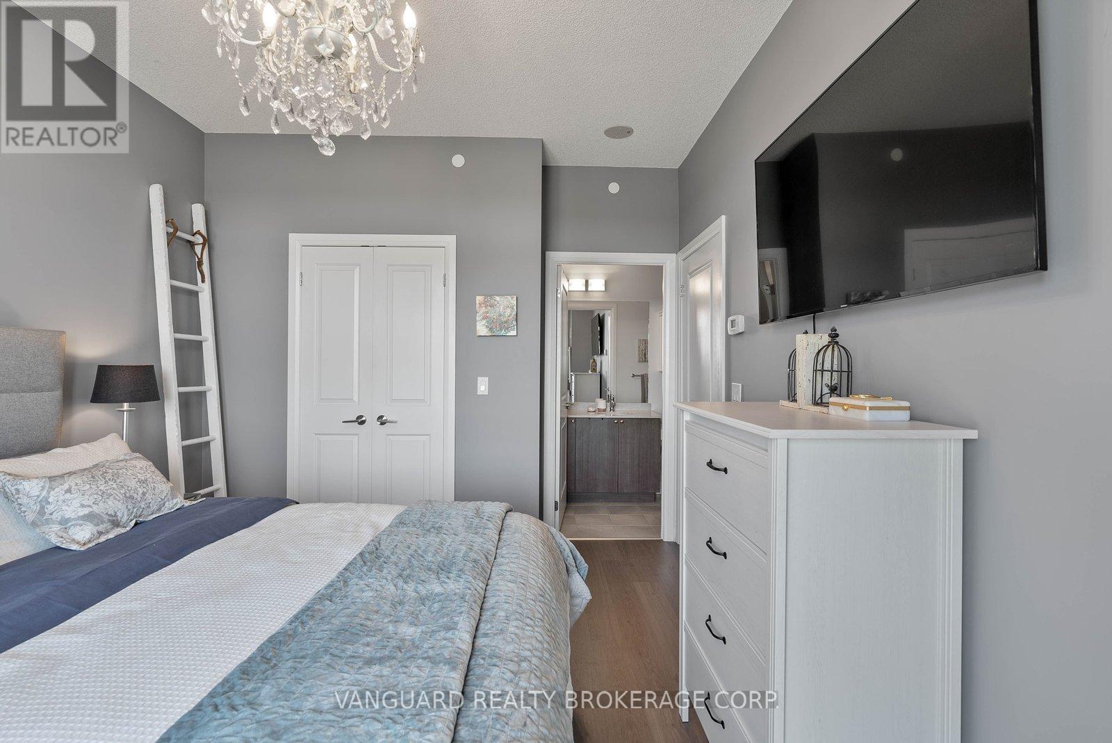 #1404 25 FONTENAY COURT - 31