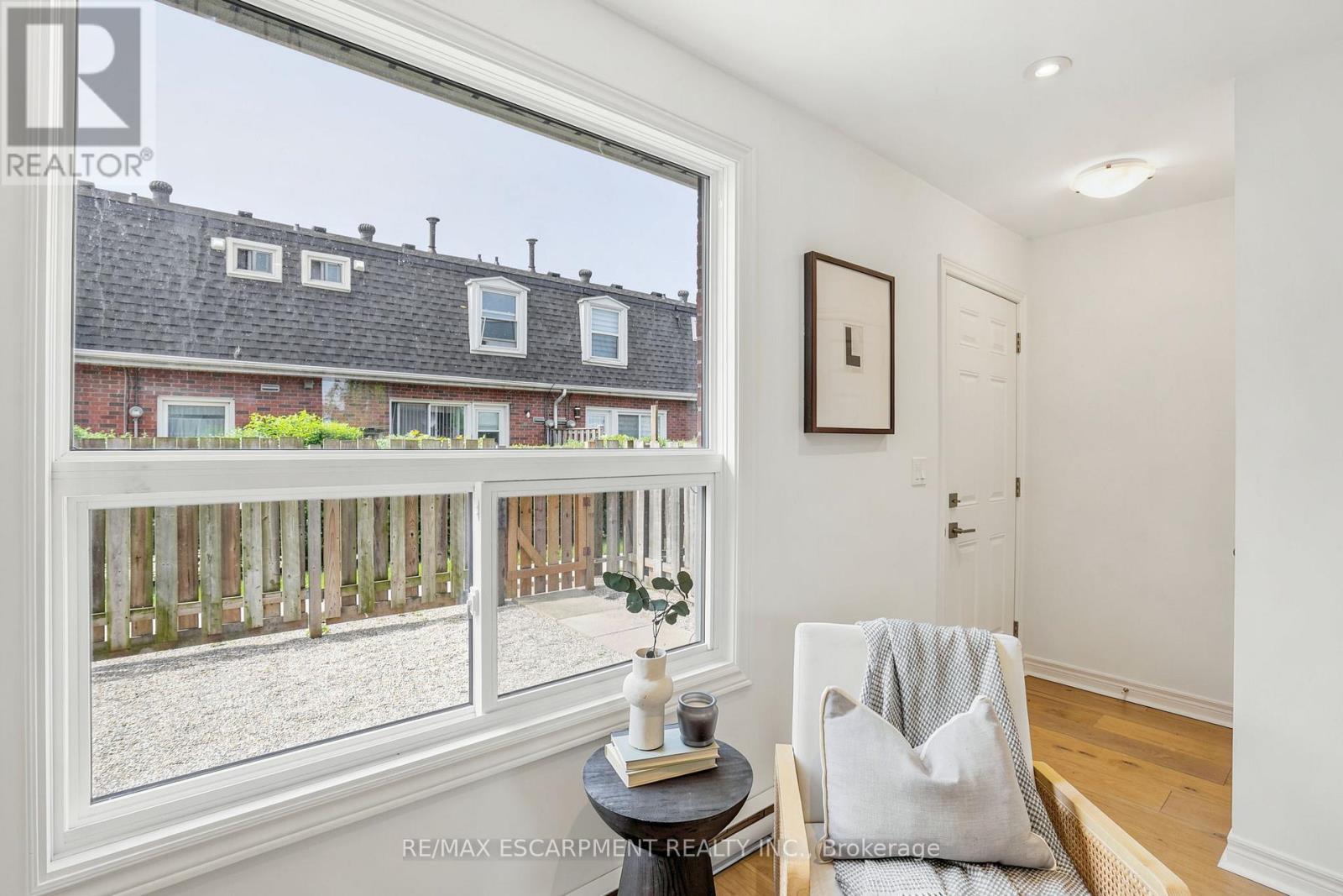 #2 65 MOUNT ALBION ROAD - 26