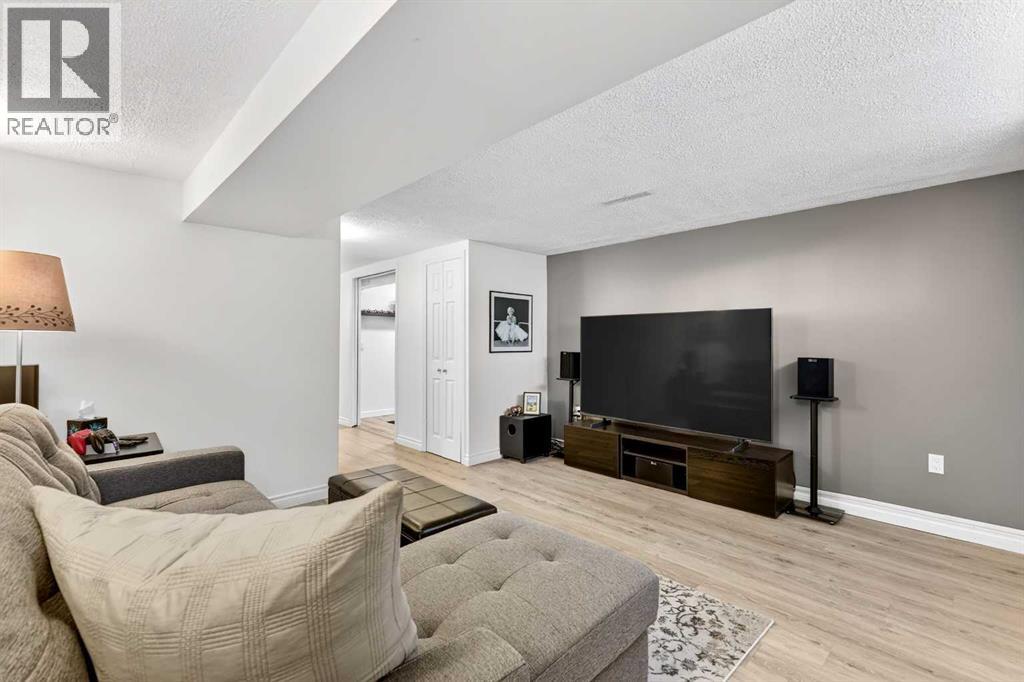 3336 39 Street SW - 29