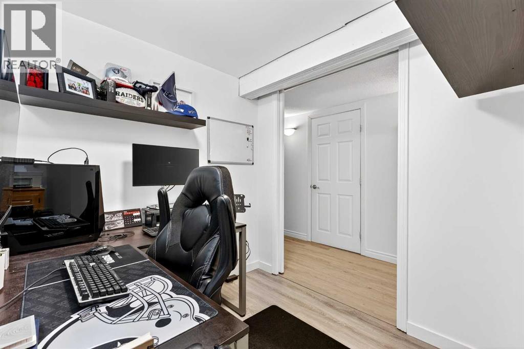 3336 39 Street SW - 32