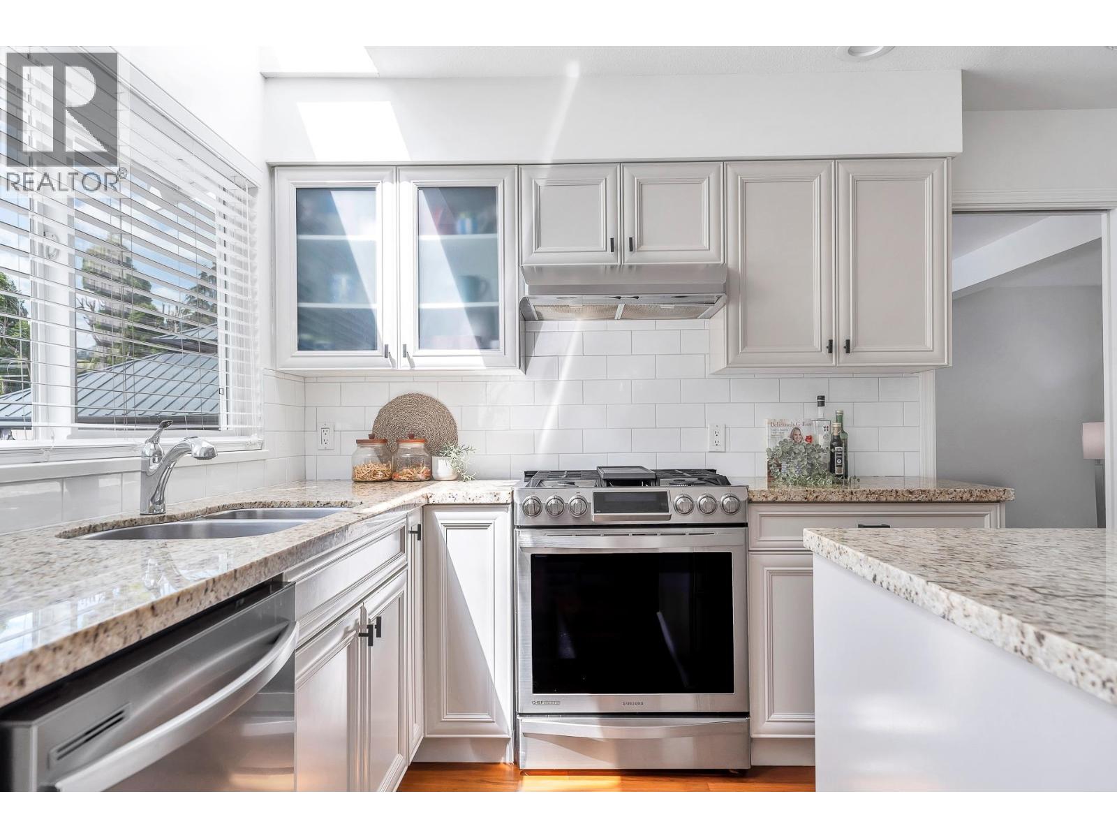 2021 RUFUS DRIVE, North Vancouver
