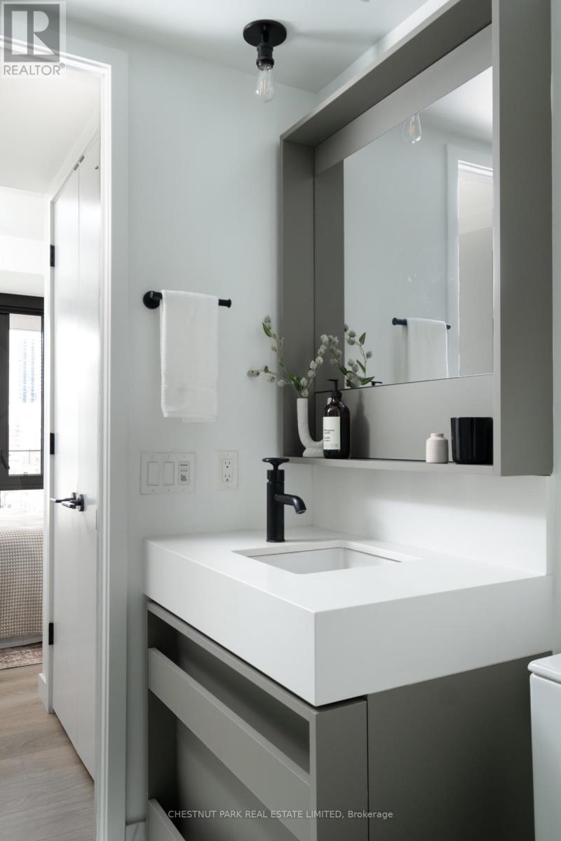 #926 505 RICHMOND STREET - 19
