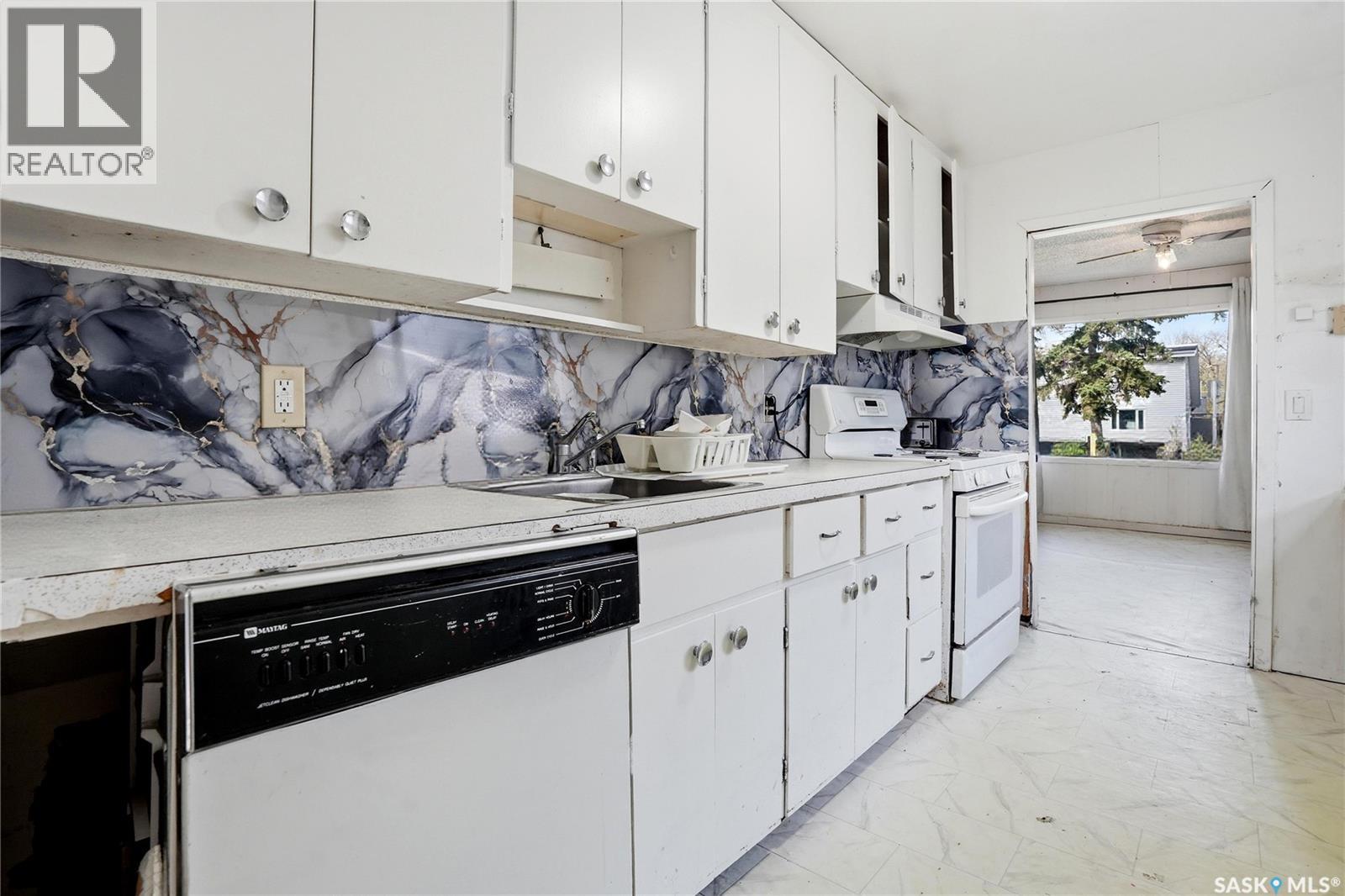 1233 QUEEN STREET - 15