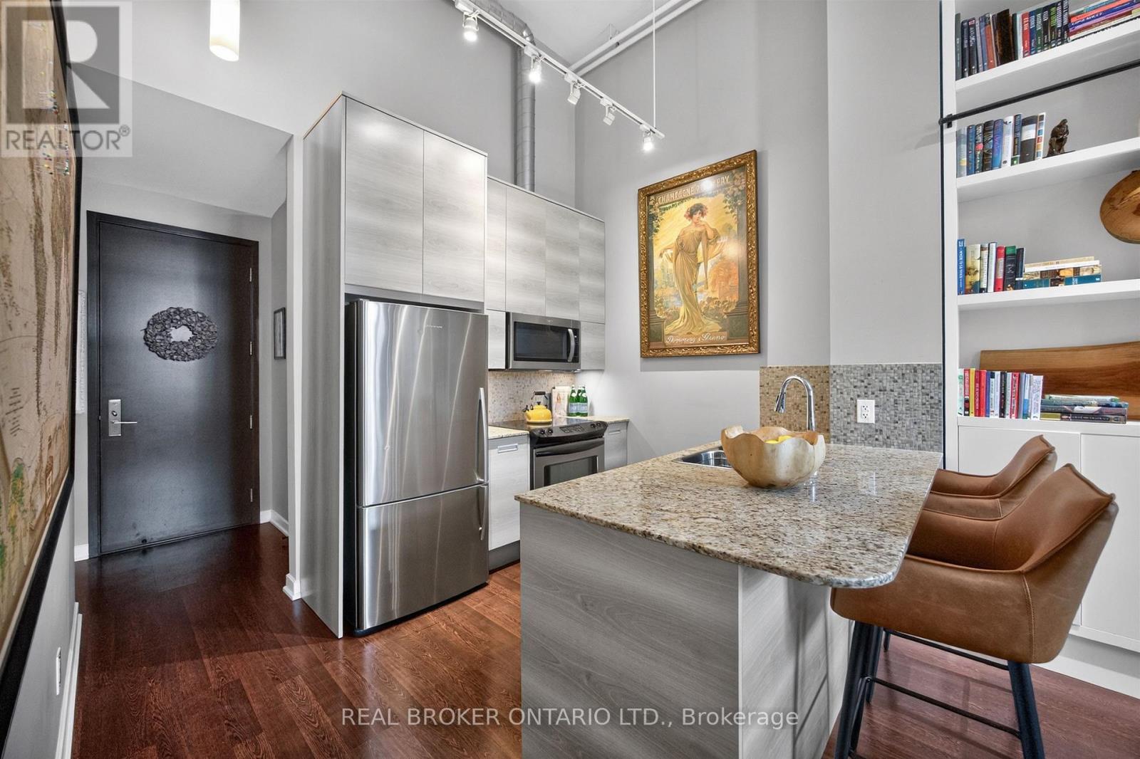 #209 380 MACPHERSON AVENUE - 9