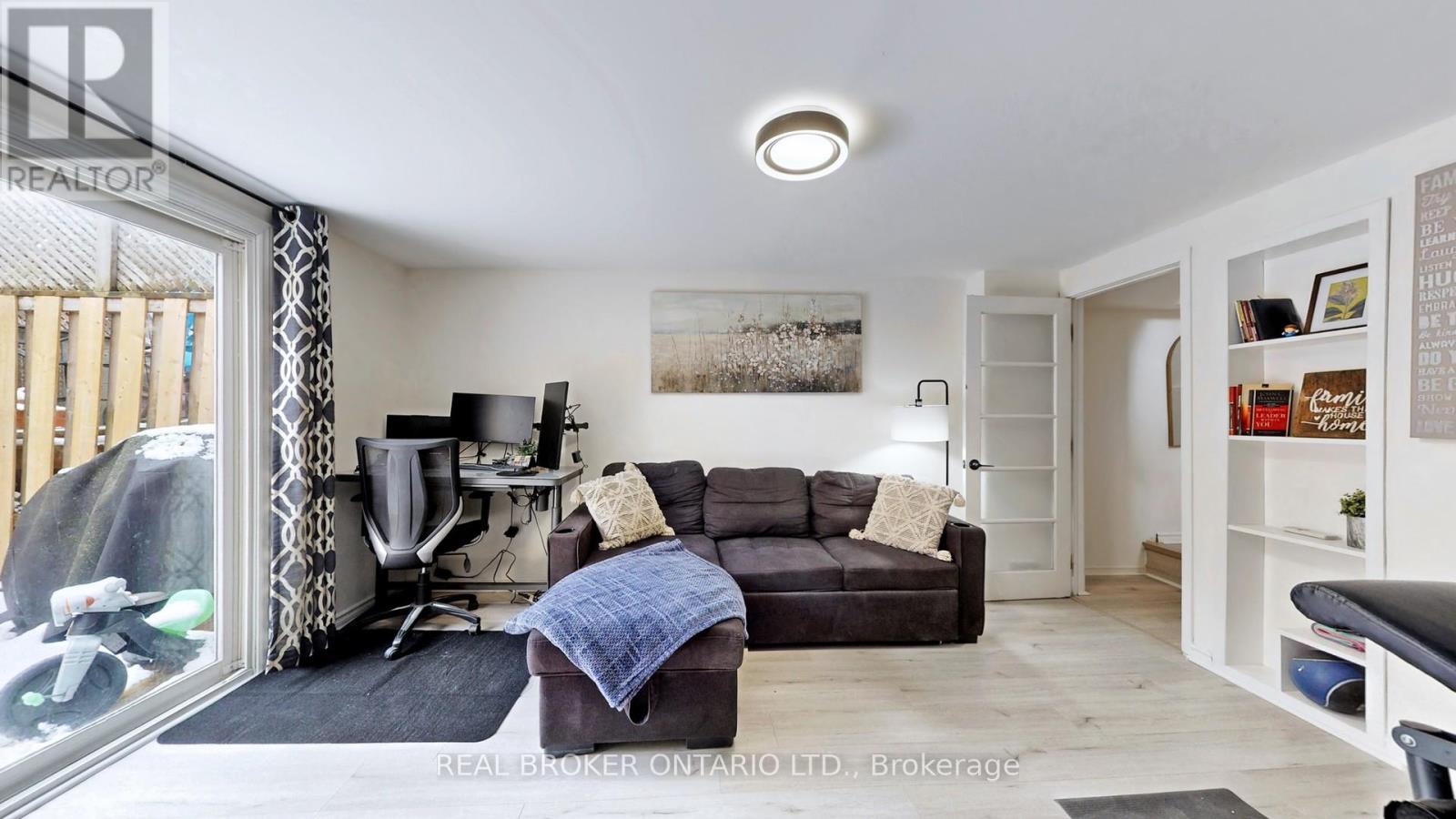 #26 909 KING STREET W - 22