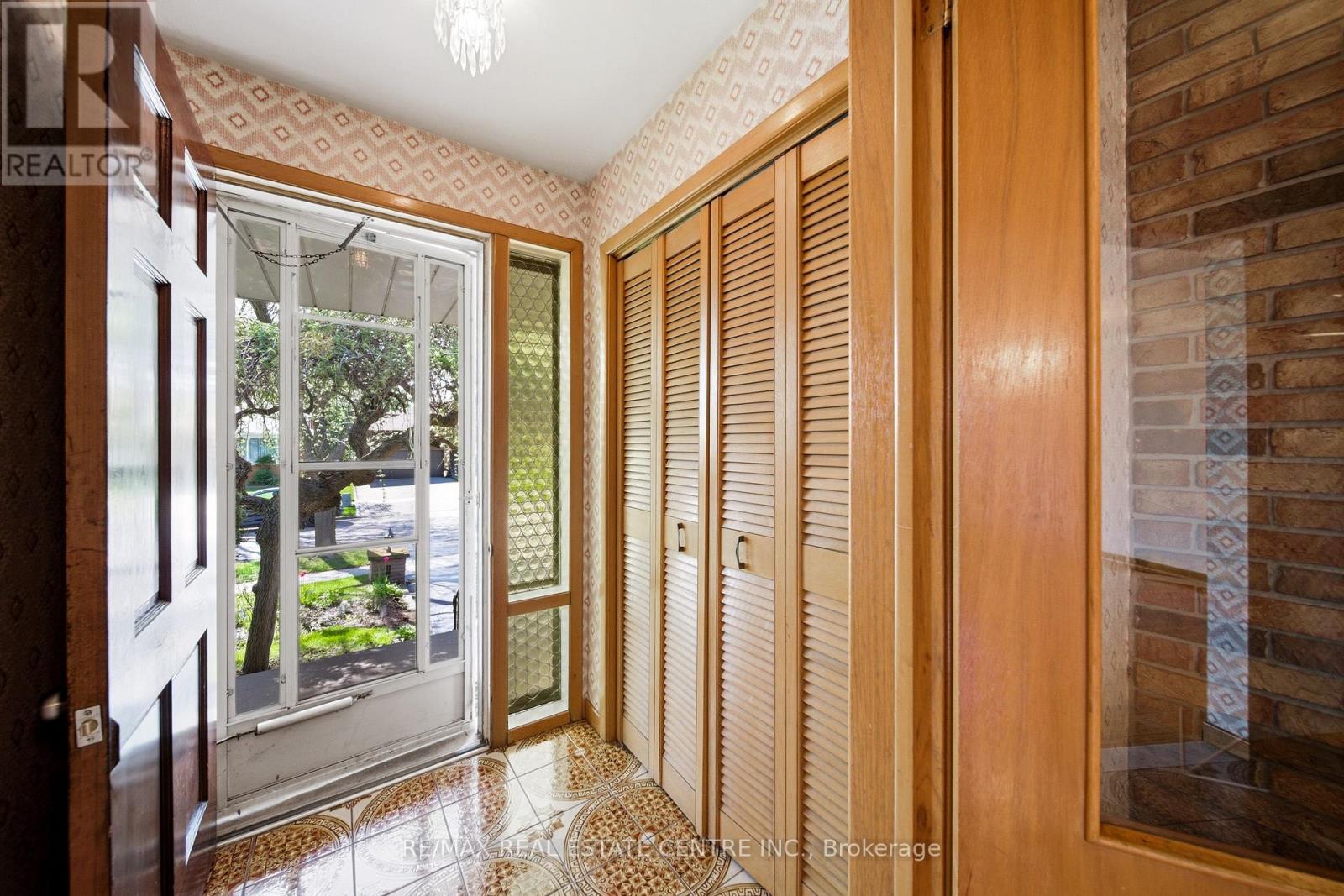 893 HOLLOWTREE CRESCENT - 10