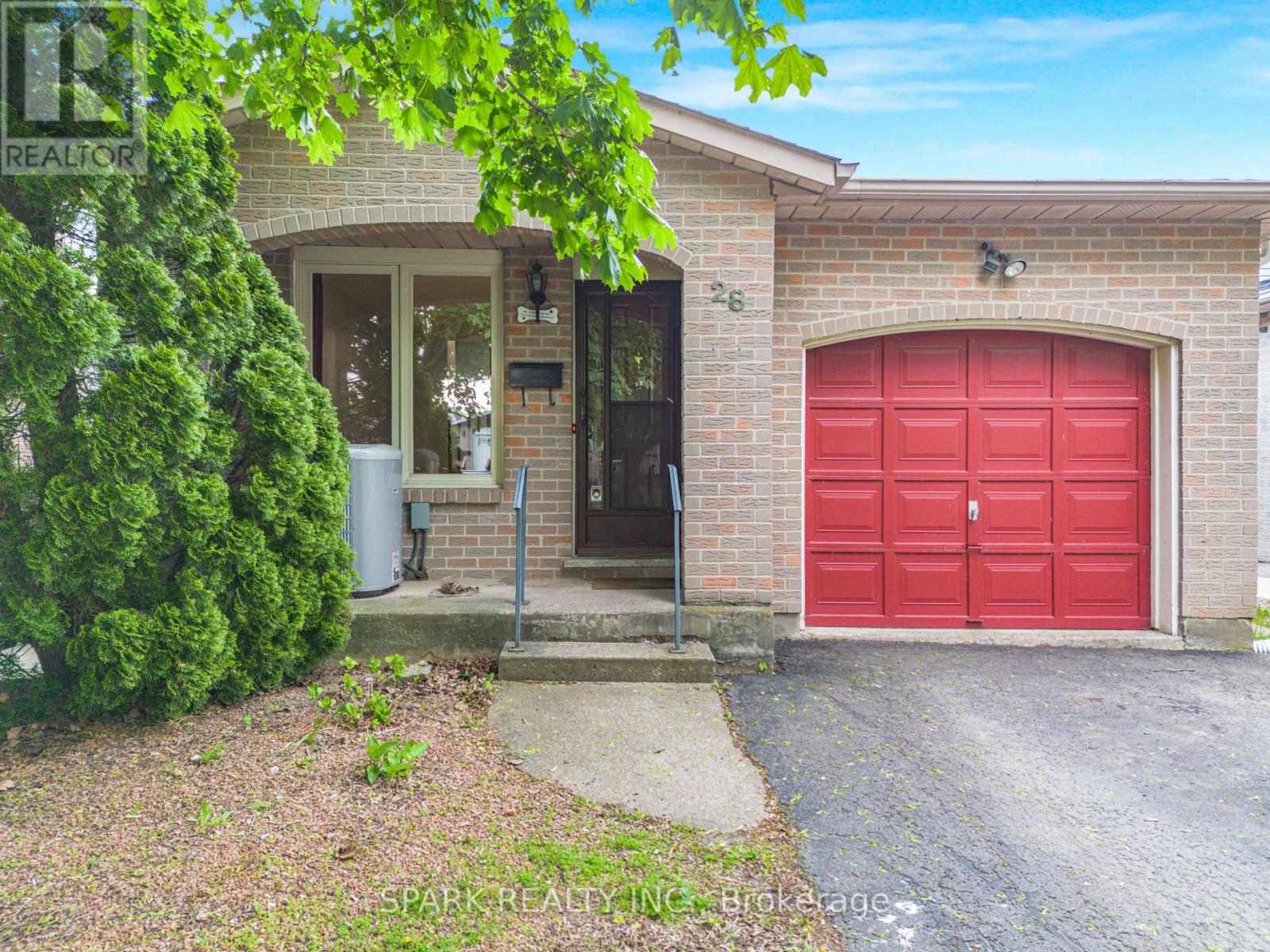 28 LAMPMAN CRESCENT - 1