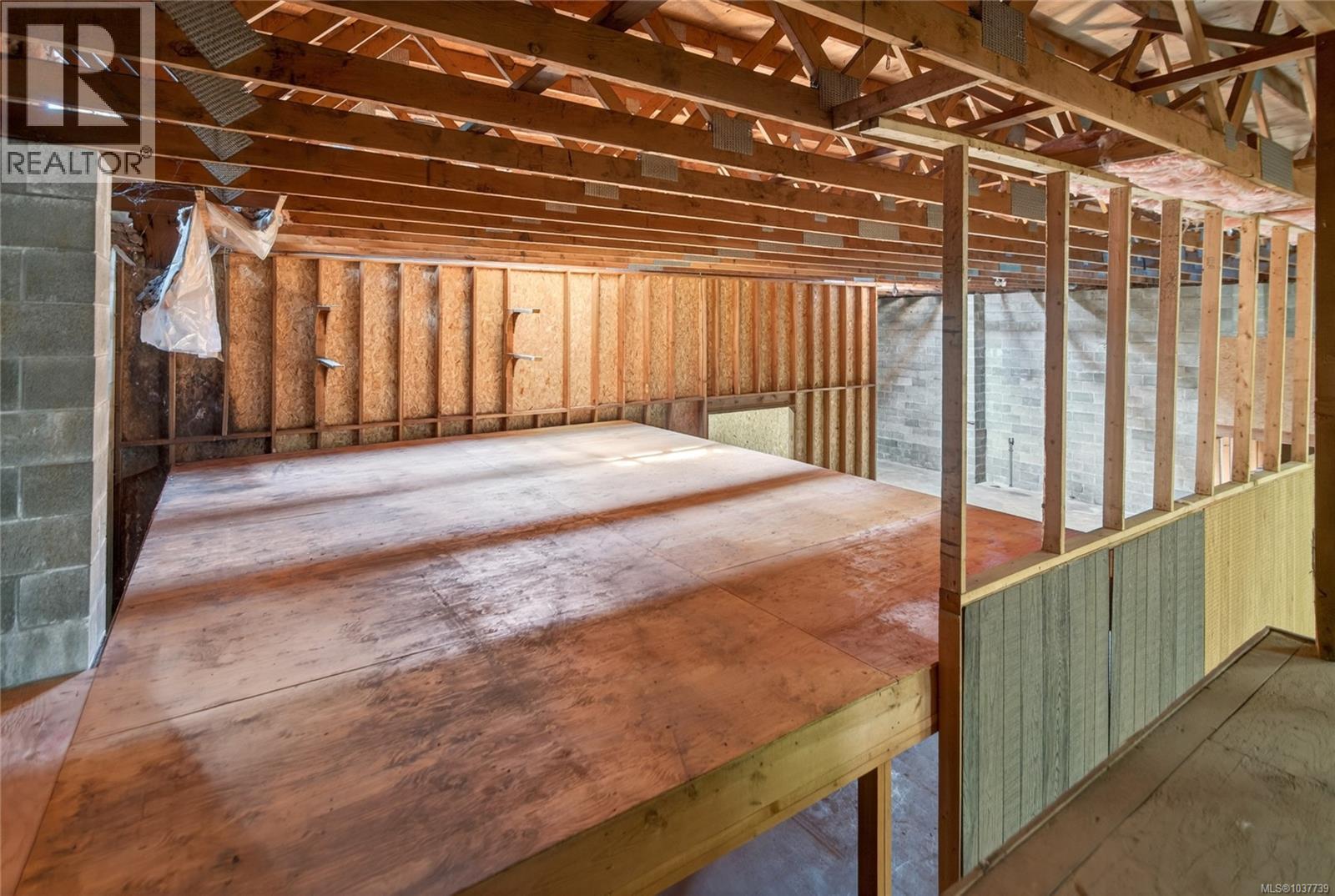 1049 McPhee Ave, Courtenay