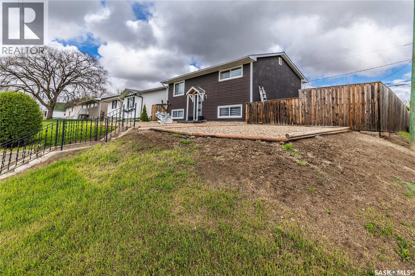 1304 Athabasca STREET W - 25