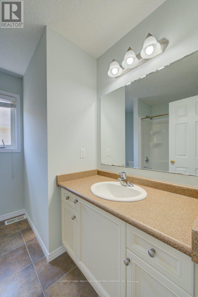 #15C 240 WESTMEADOW DRIVE - 29