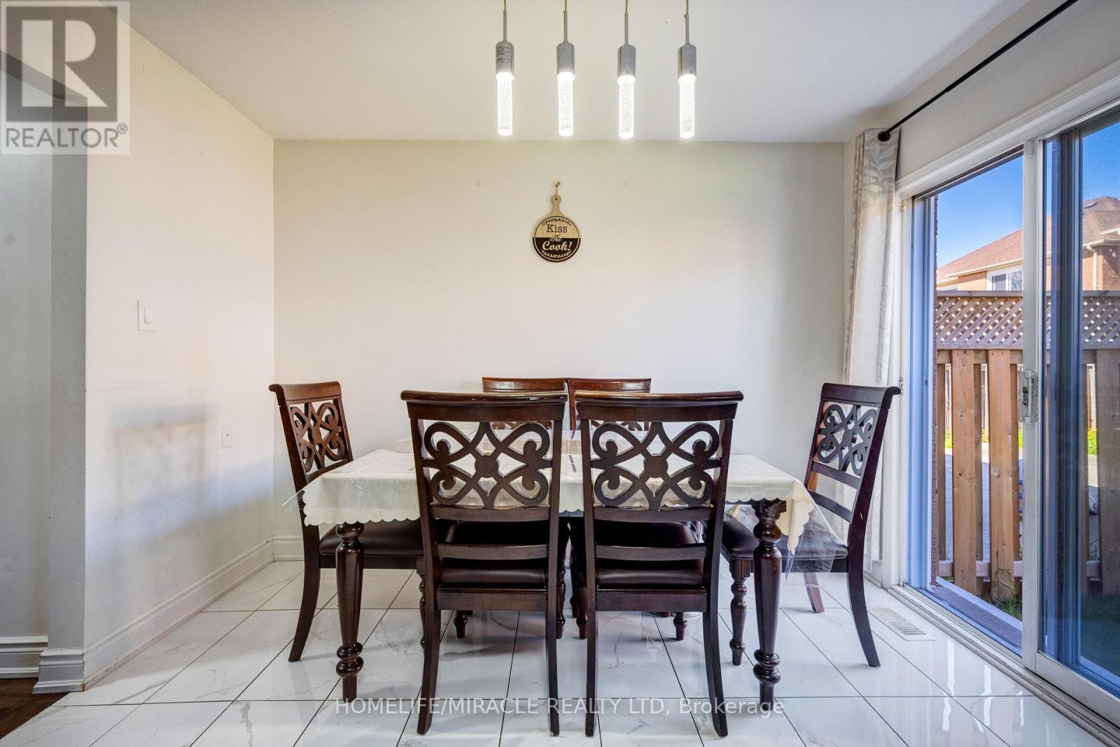 36 HERKES DRIVE - 17