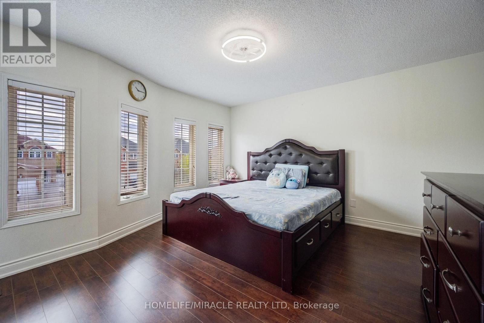 36 HERKES DRIVE - 24