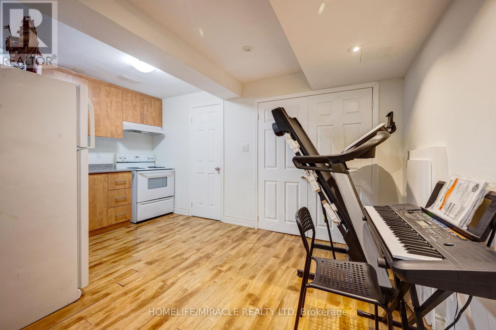 36 HERKES DRIVE - 36